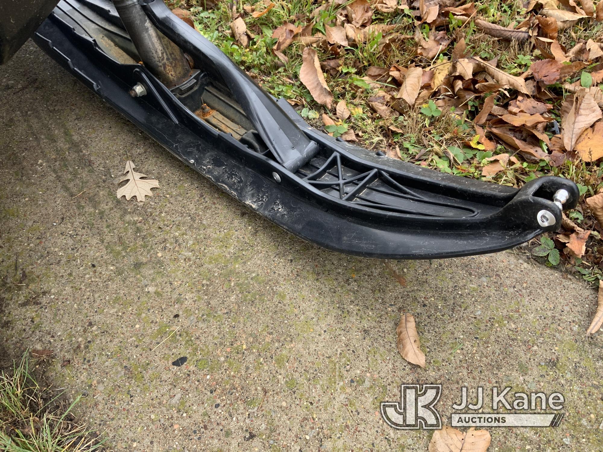 (Neenah, WI) 2010 Ski-Doo Tundra Rotax 550f Snowmobile No Title) (Runs & Moves) (Missing Handle on F