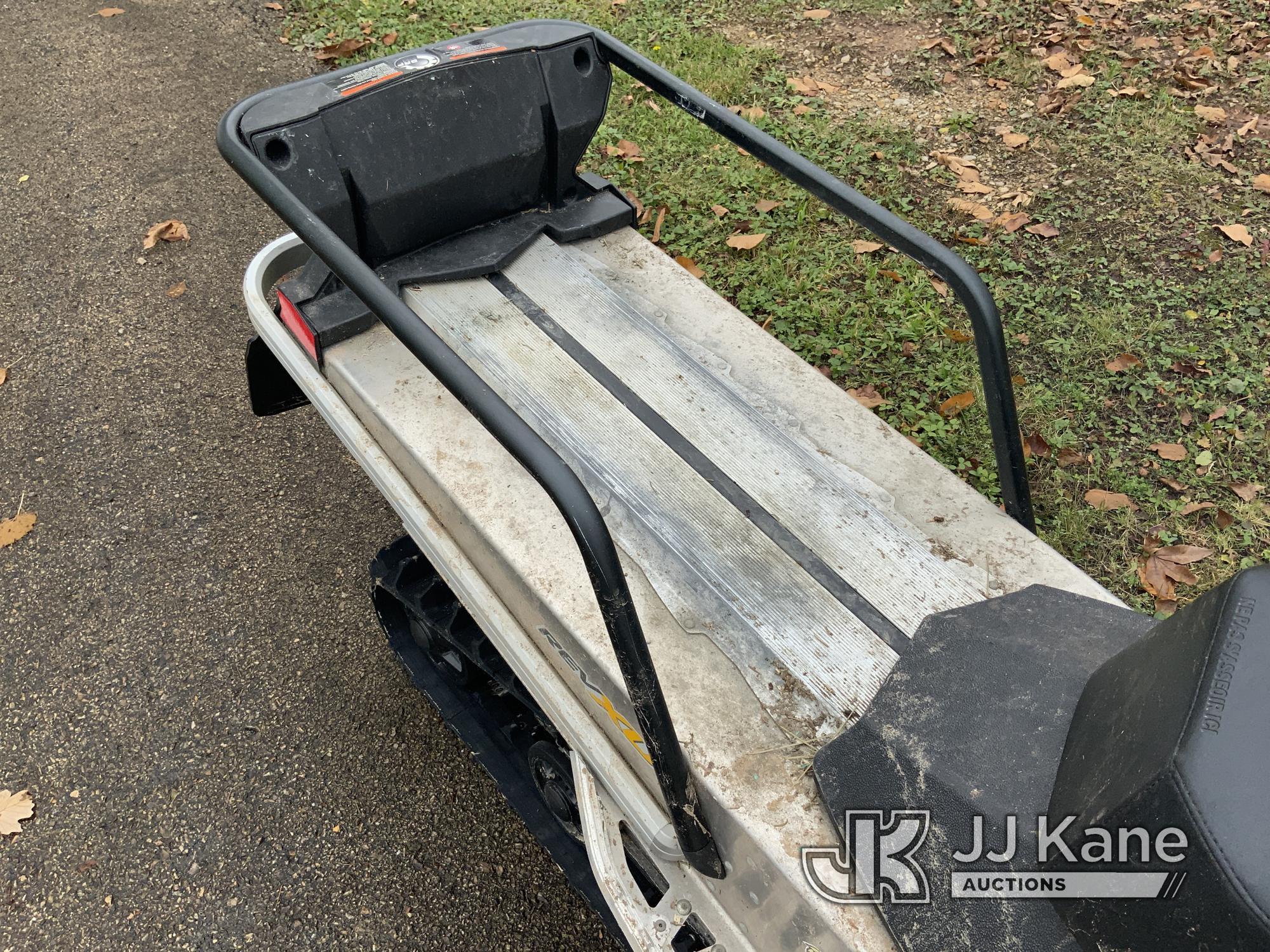 (Neenah, WI) 2010 Ski-Doo Tundra Rotax 550f Snowmobile No Title) (Runs & Moves) (Missing Handle on F