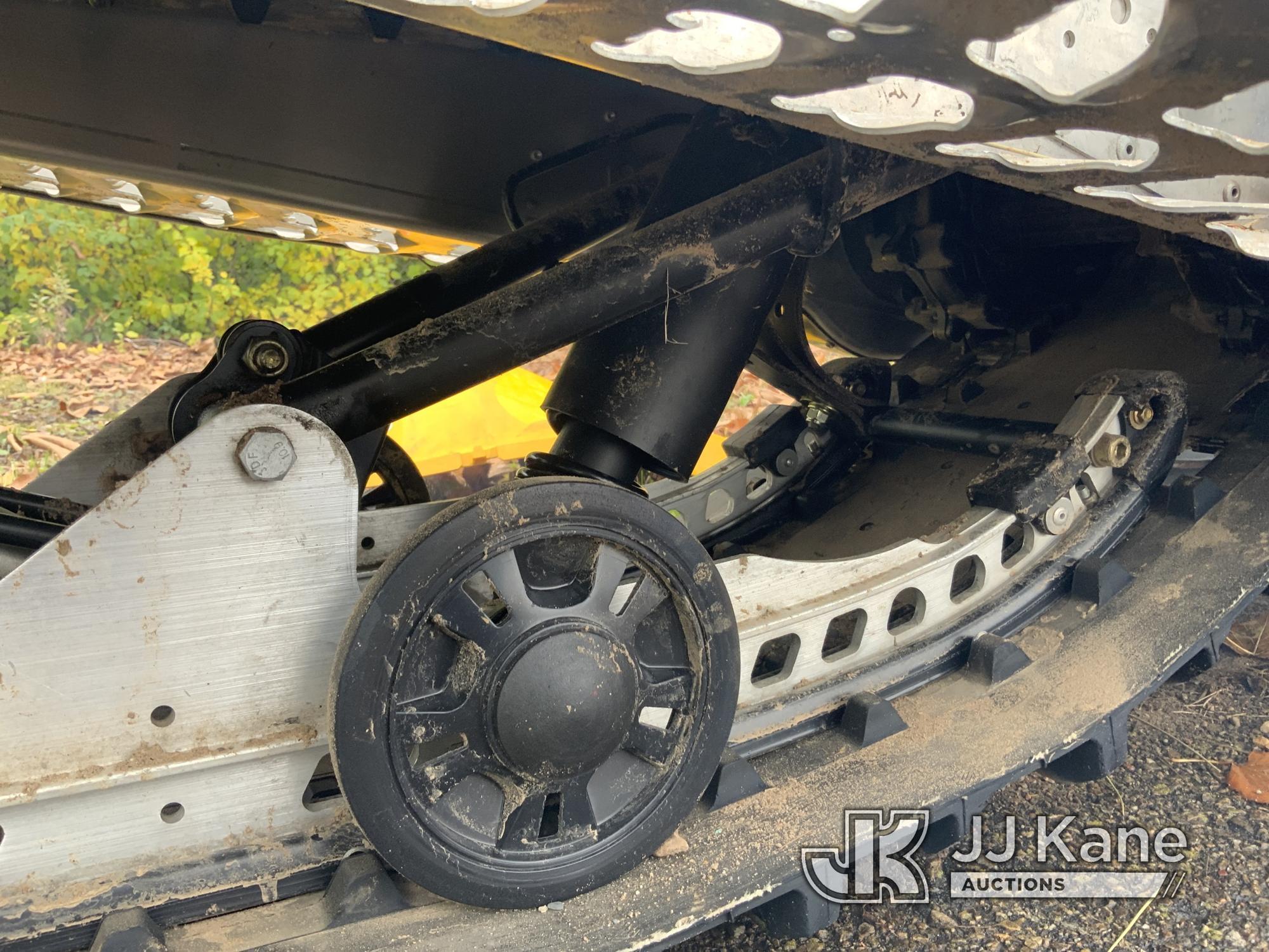 (Neenah, WI) 2010 Ski-Doo Tundra Rotax 550f Snowmobile No Title) (Runs & Moves) (Missing Handle on F