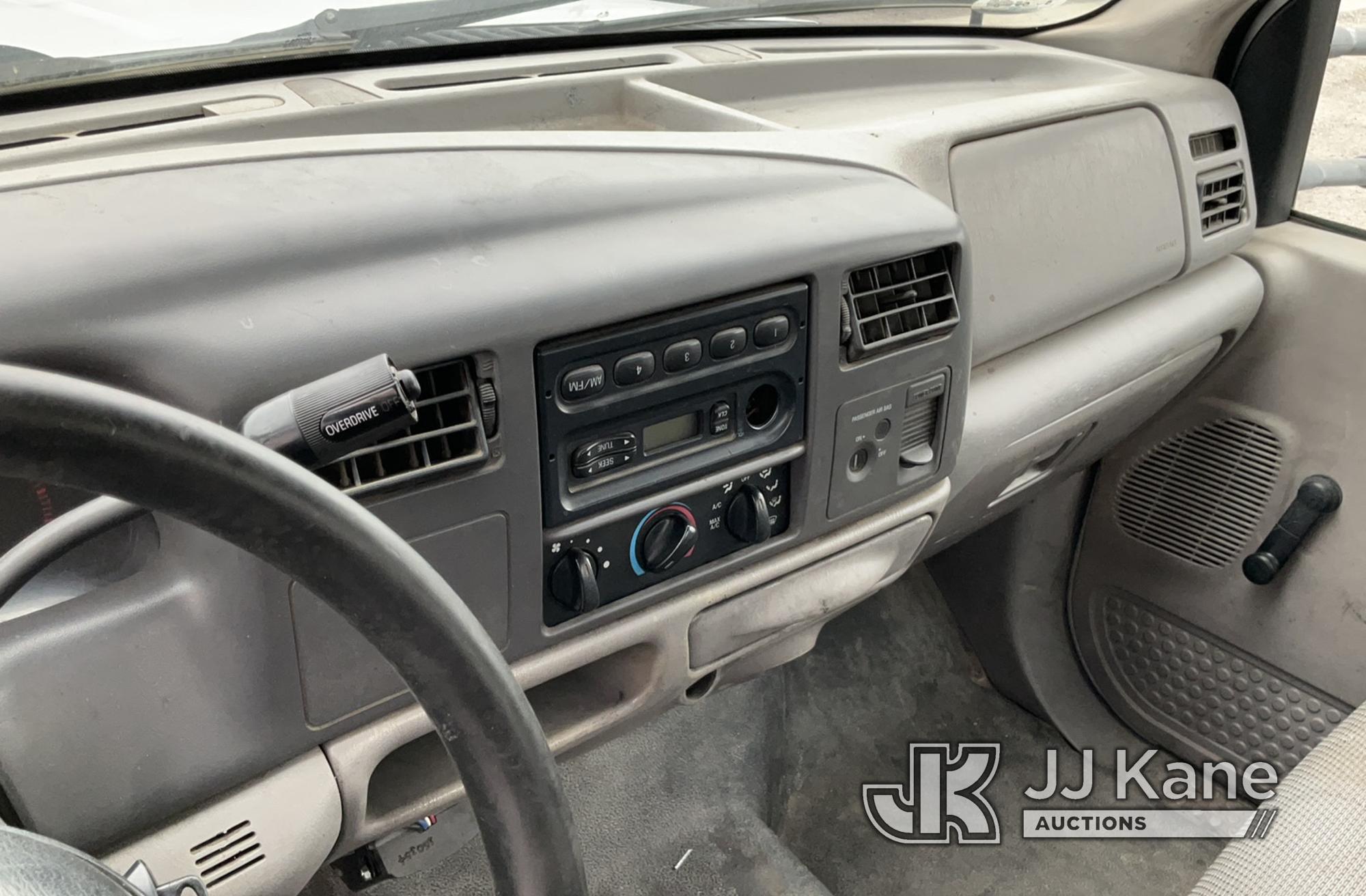 (Jurupa Valley, CA) 2001 Ford F450 Flatbed Truck Runs & Moves, Left Turn Signal Out, Has open recall