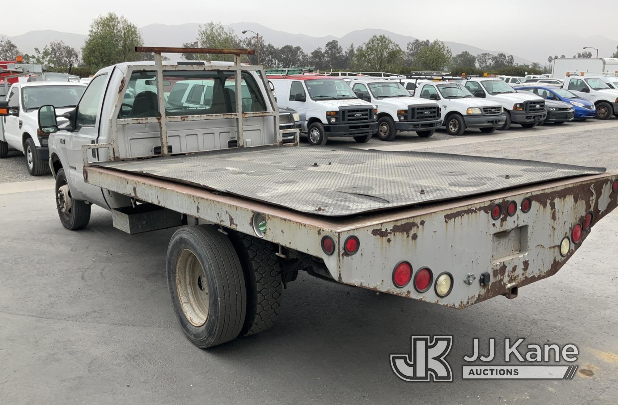 (Jurupa Valley, CA) 2001 Ford F450 Flatbed Truck Runs & Moves, Left Turn Signal Out, Has open recall