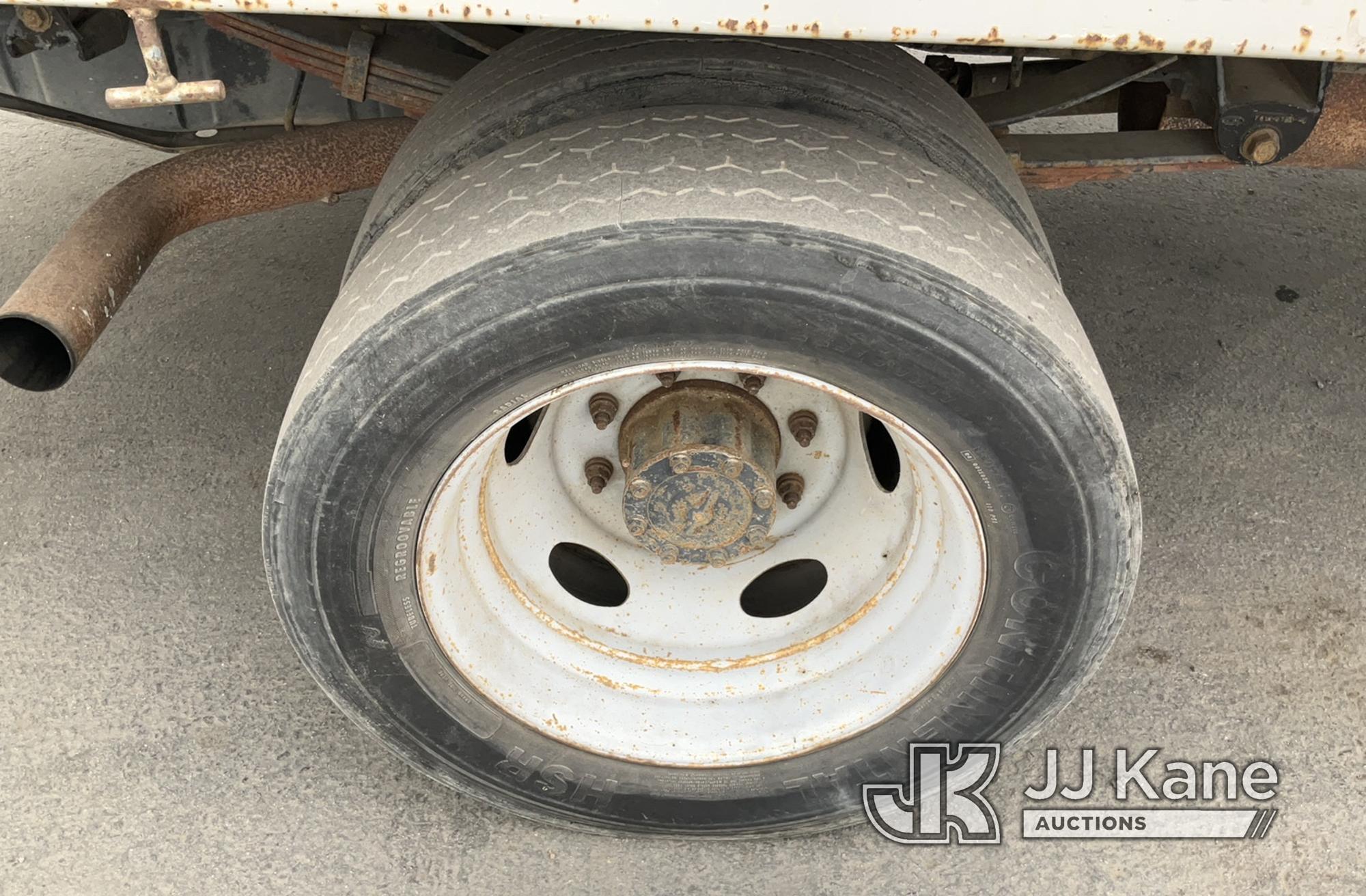 (Jurupa Valley, CA) 2001 Ford F450 Flatbed Truck Runs & Moves, Left Turn Signal Out, Has open recall