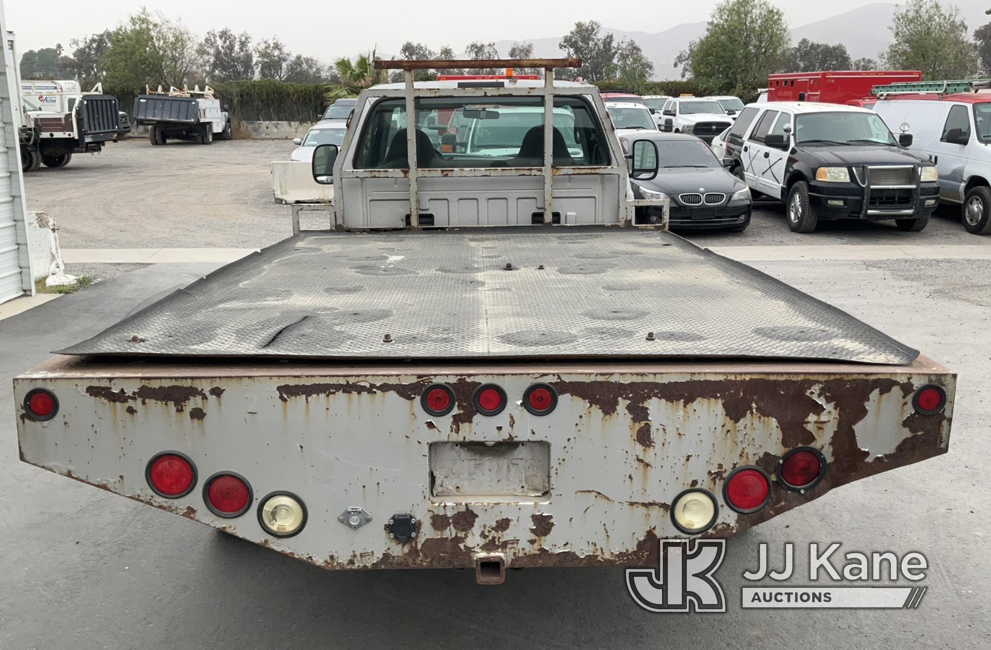 (Jurupa Valley, CA) 2001 Ford F450 Flatbed Truck Runs & Moves, Left Turn Signal Out, Has open recall