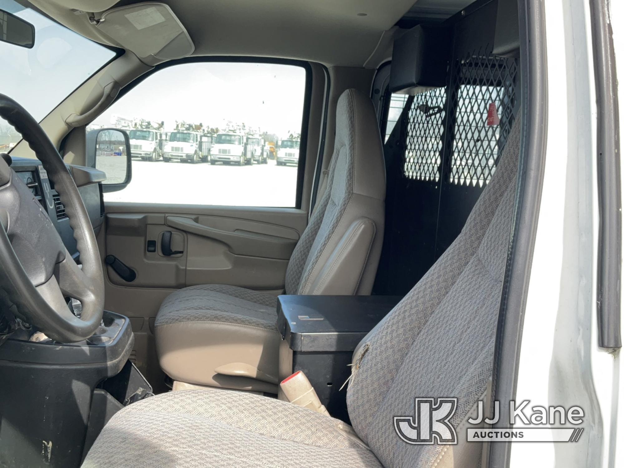 (Hawk Point, MO) 2007 Chevrolet Express G2500 Cargo Van Runs & Moves) (Jump To Start, Runs, Moves) (