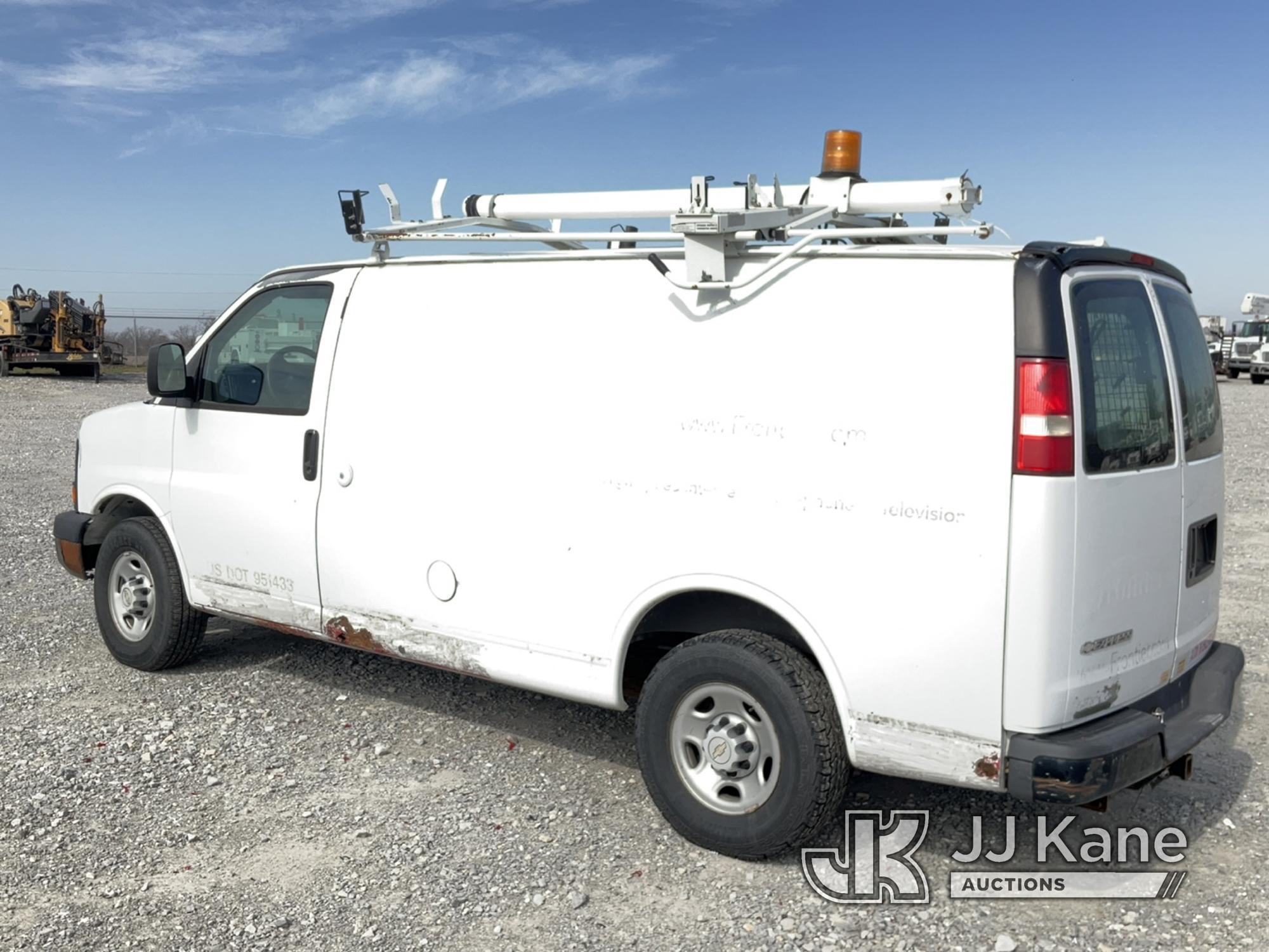 (Hawk Point, MO) 2007 Chevrolet Express G2500 Cargo Van Runs & Moves) (Jump To Start, Runs, Moves) (