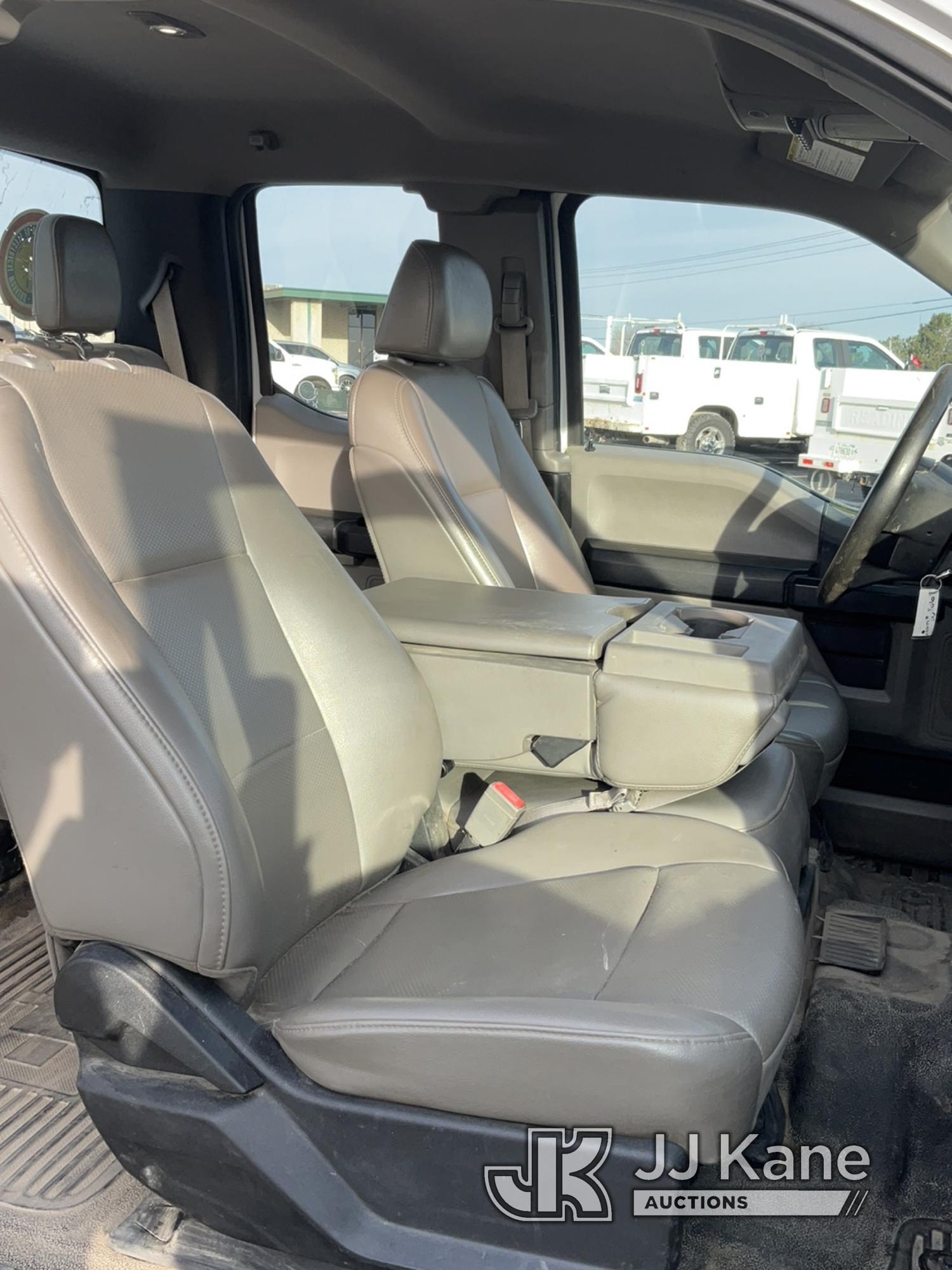 (Bloomington, IL) 2019 Ford F250 4x4 Extended-Cab Service Truck Runs & Moves) (Check Engine Light On