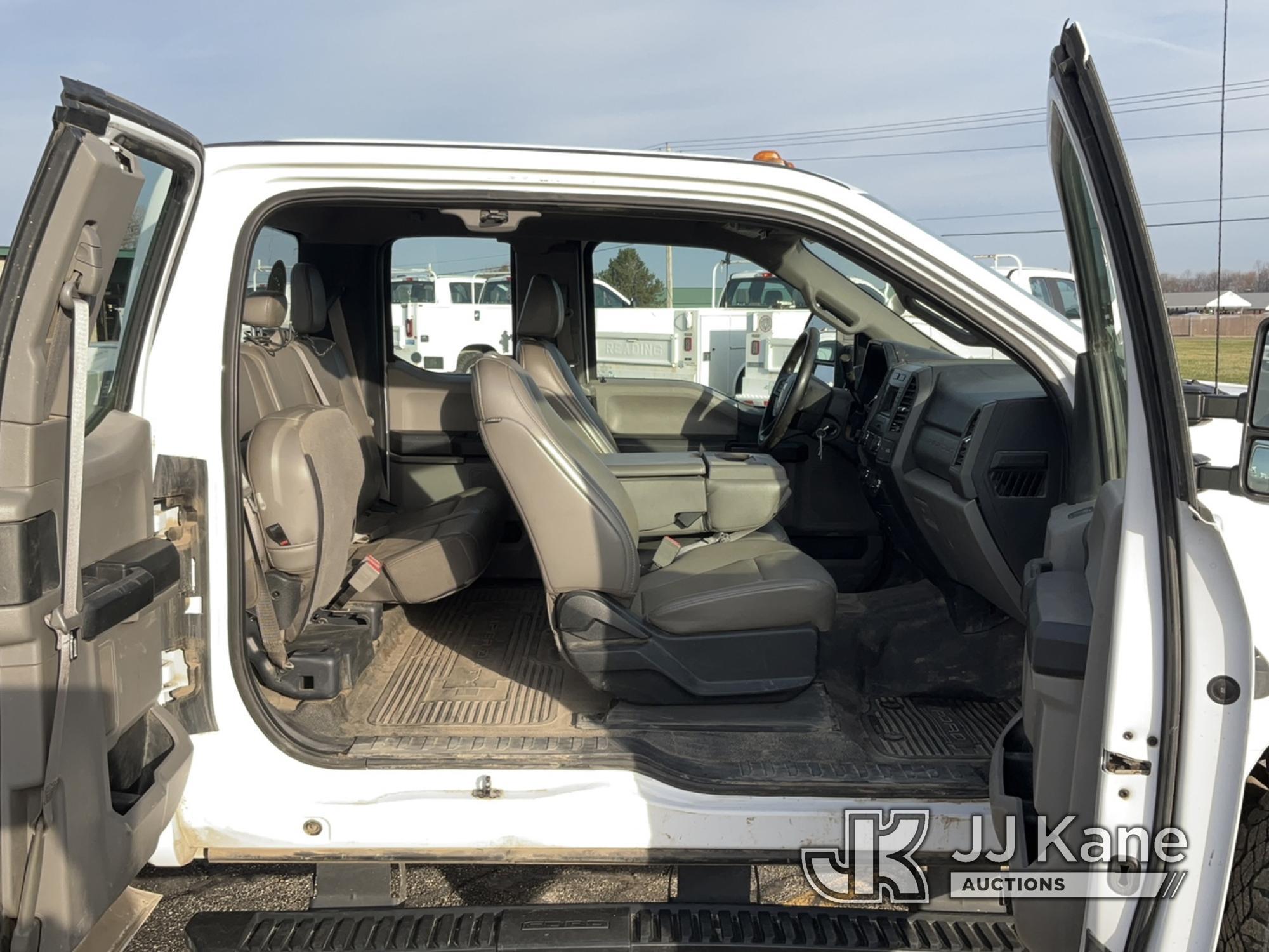 (Bloomington, IL) 2019 Ford F250 4x4 Extended-Cab Service Truck Runs & Moves) (Check Engine Light On