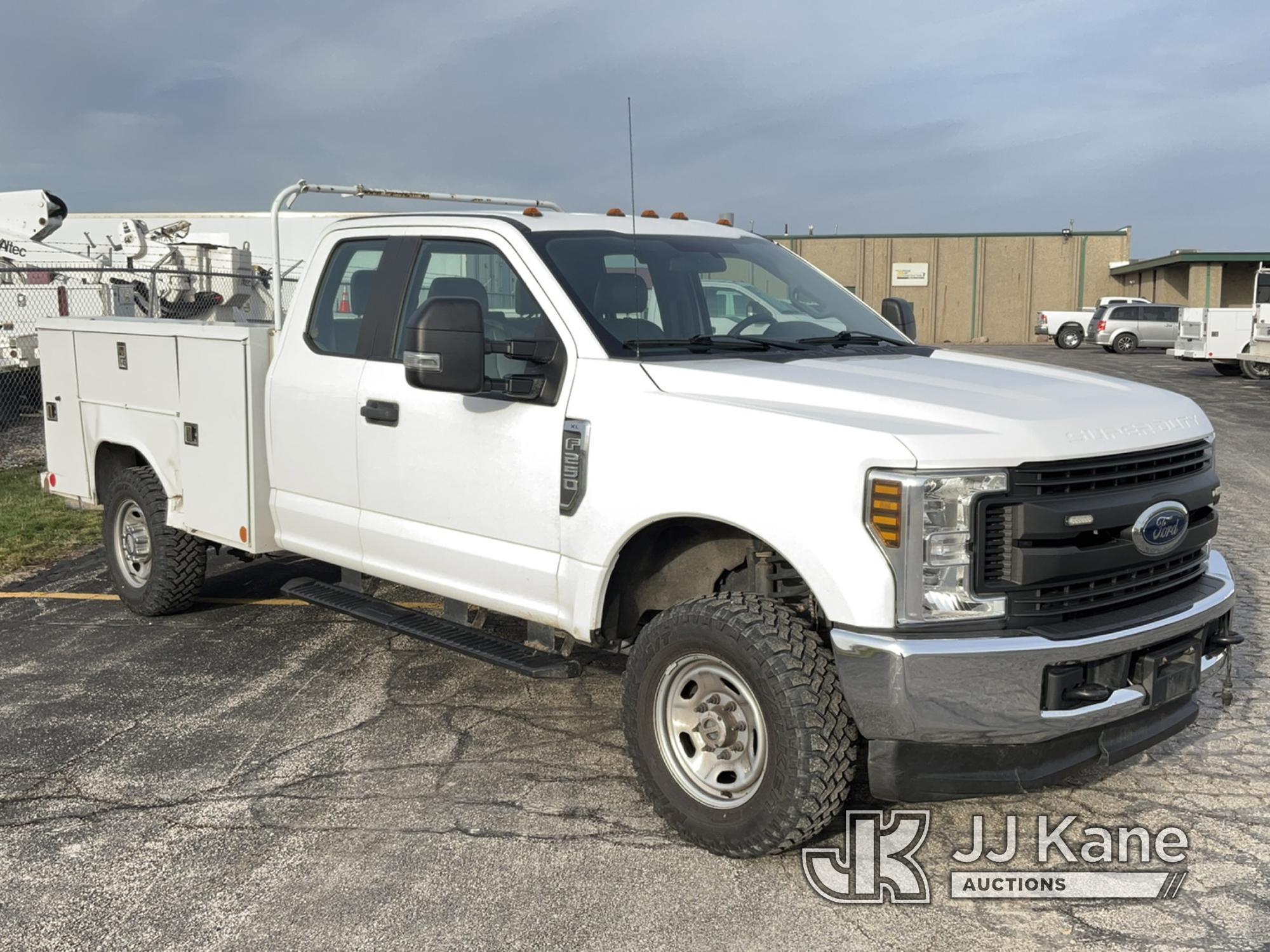 (Bloomington, IL) 2019 Ford F250 4x4 Extended-Cab Service Truck Runs & Moves) (Check Engine Light On