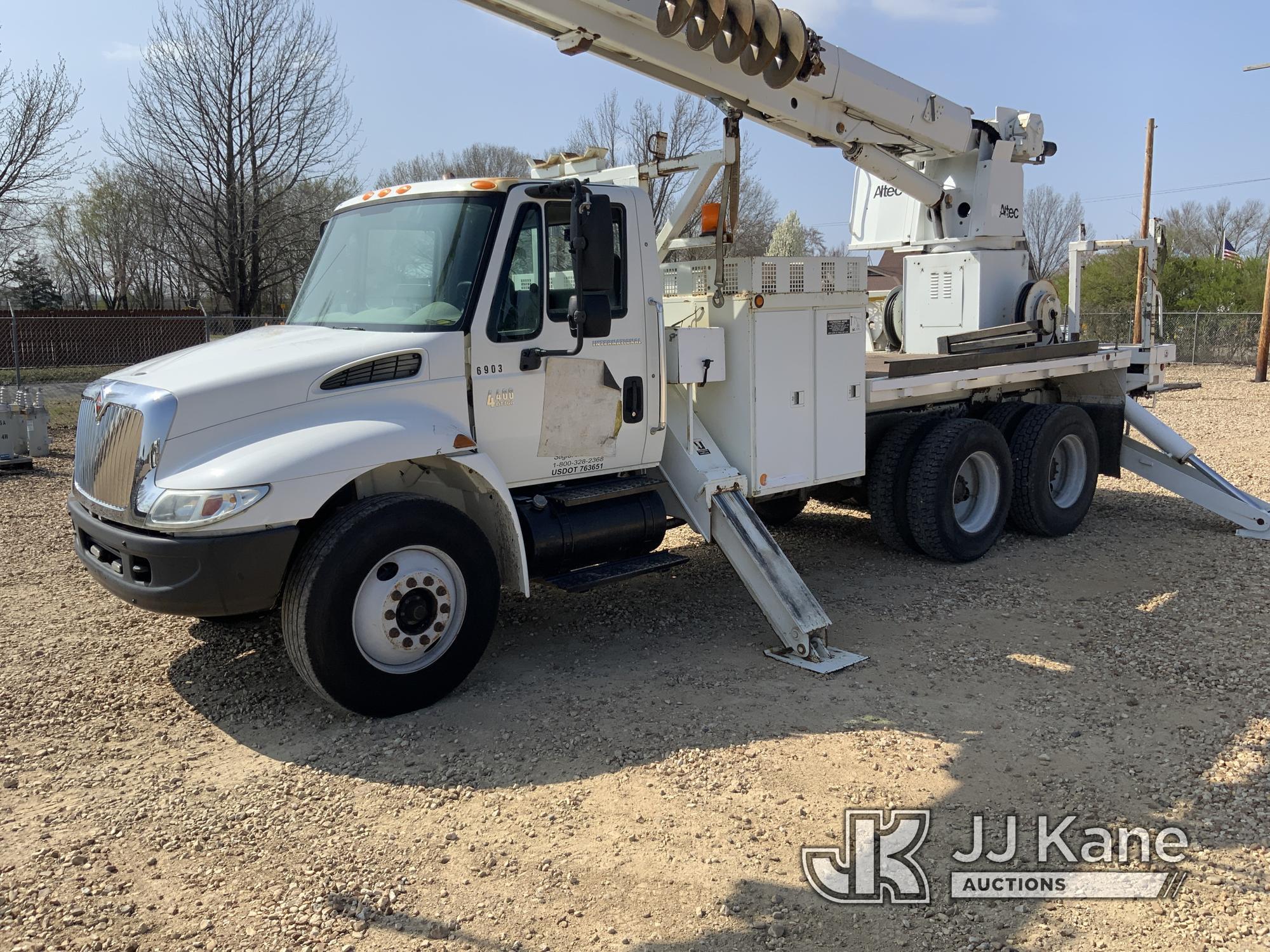 (Sallisaw, OK) Altec D2055-TR, Digger Derrick rear mounted on 2003 International 4400 T/A Flatbed/Ut