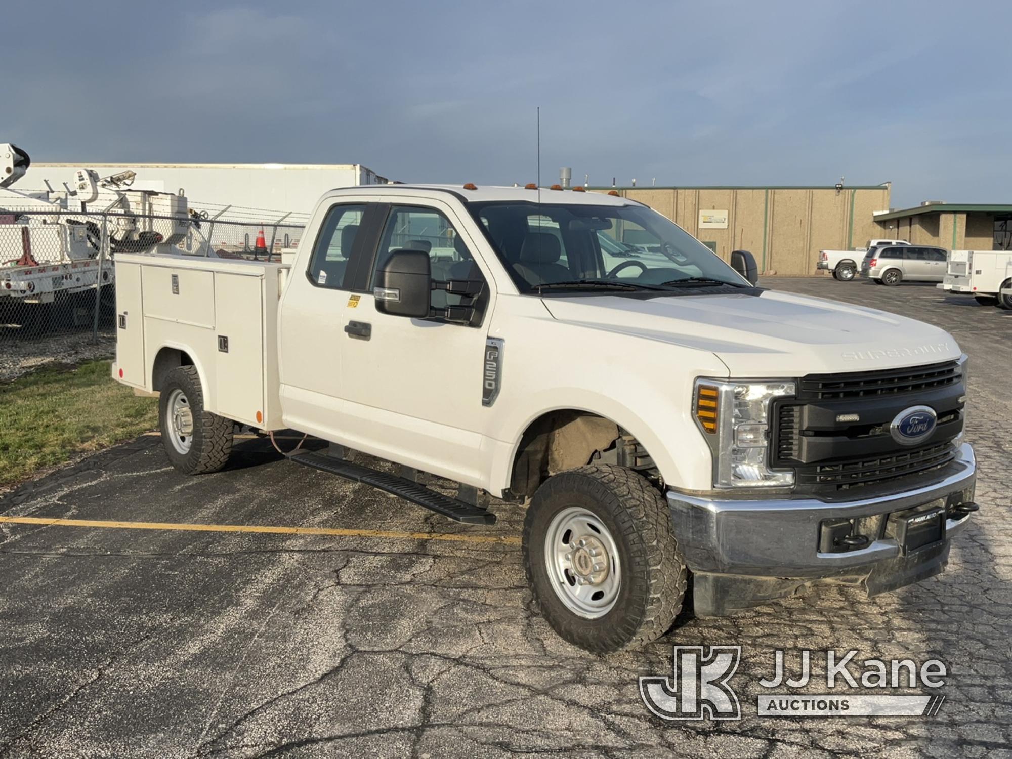 (Bloomington, IL) 2019 Ford F250 4x4 Extended-Cab Service Truck Runs & Moves) (Check Engine Light On