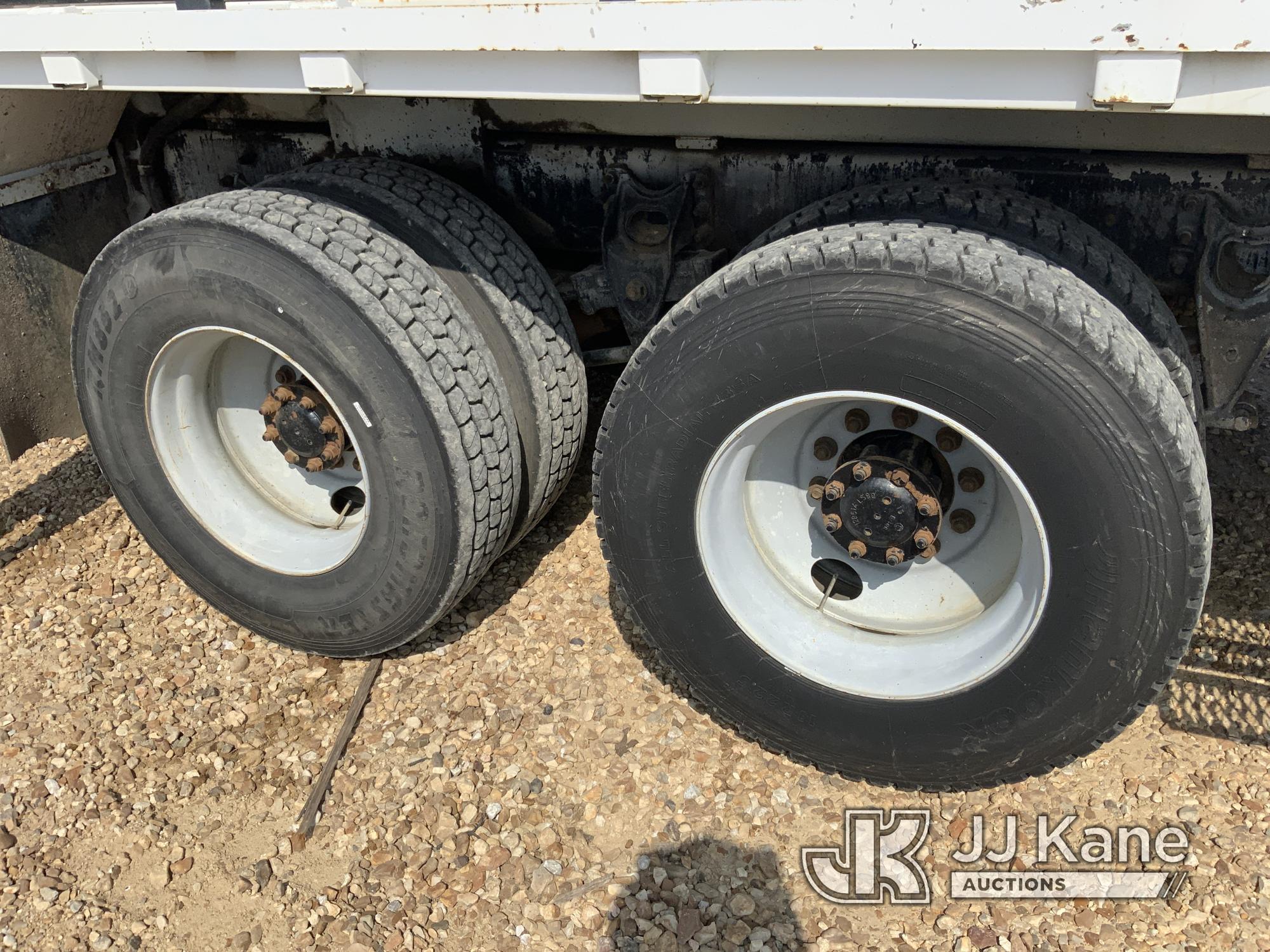 (Sallisaw, OK) Altec D2055-TR, Digger Derrick rear mounted on 2003 International 4400 T/A Flatbed/Ut