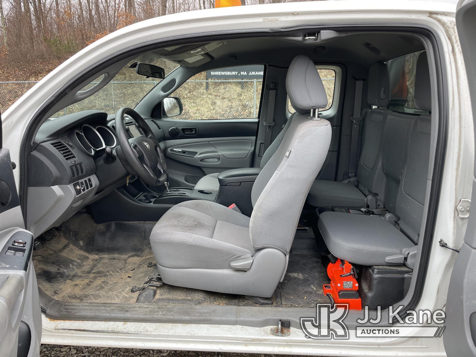 (Shrewsbury, MA) 2013 Toyota Tacoma 4x4 Extended-Cab Pickup Truck Runs & Moves) (ABS, Check Engine &