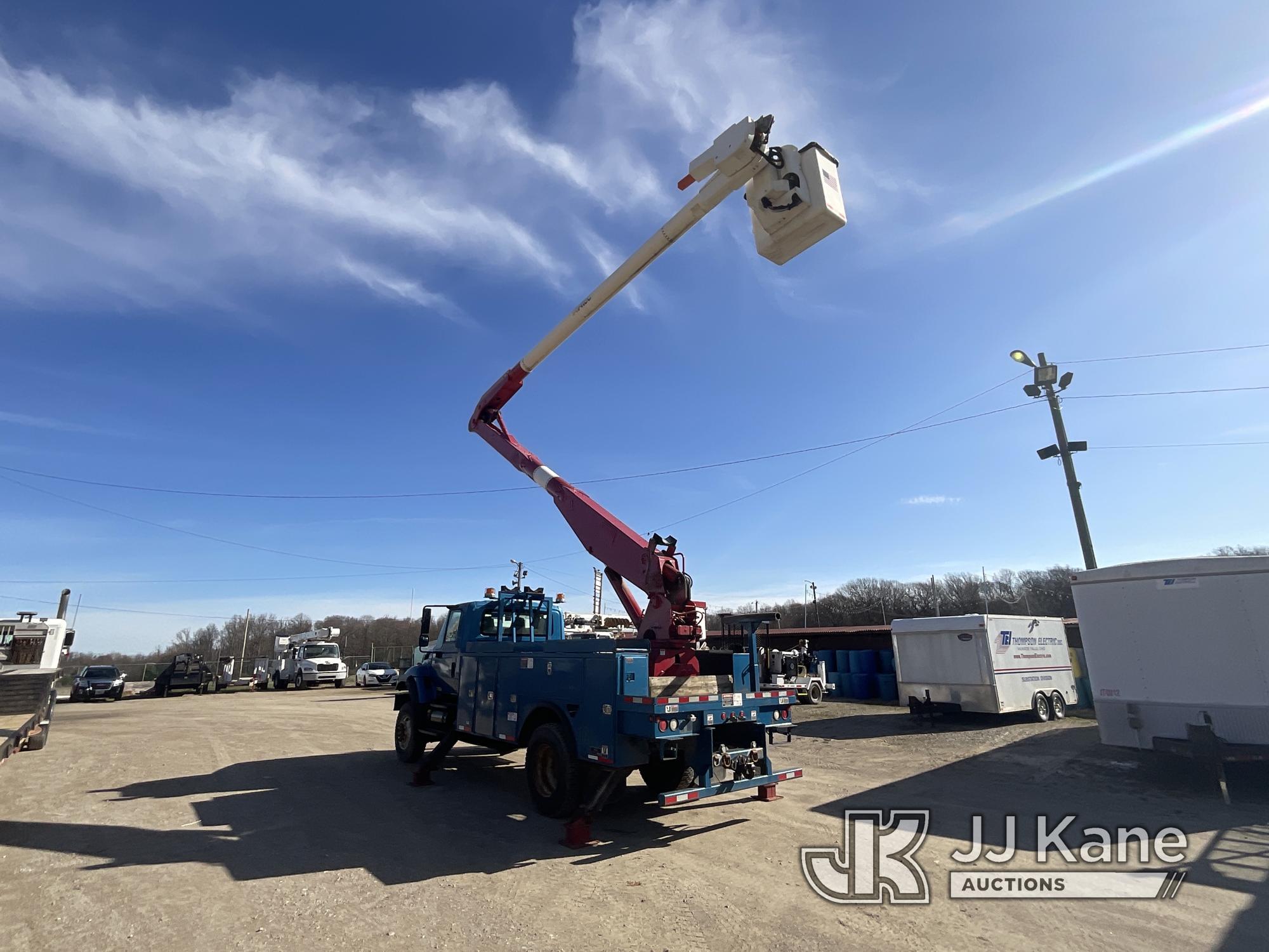 (Munroe Falls, OH) Altec AA755L, Material Handling Bucket Truck rear mounted on 2007 International 7