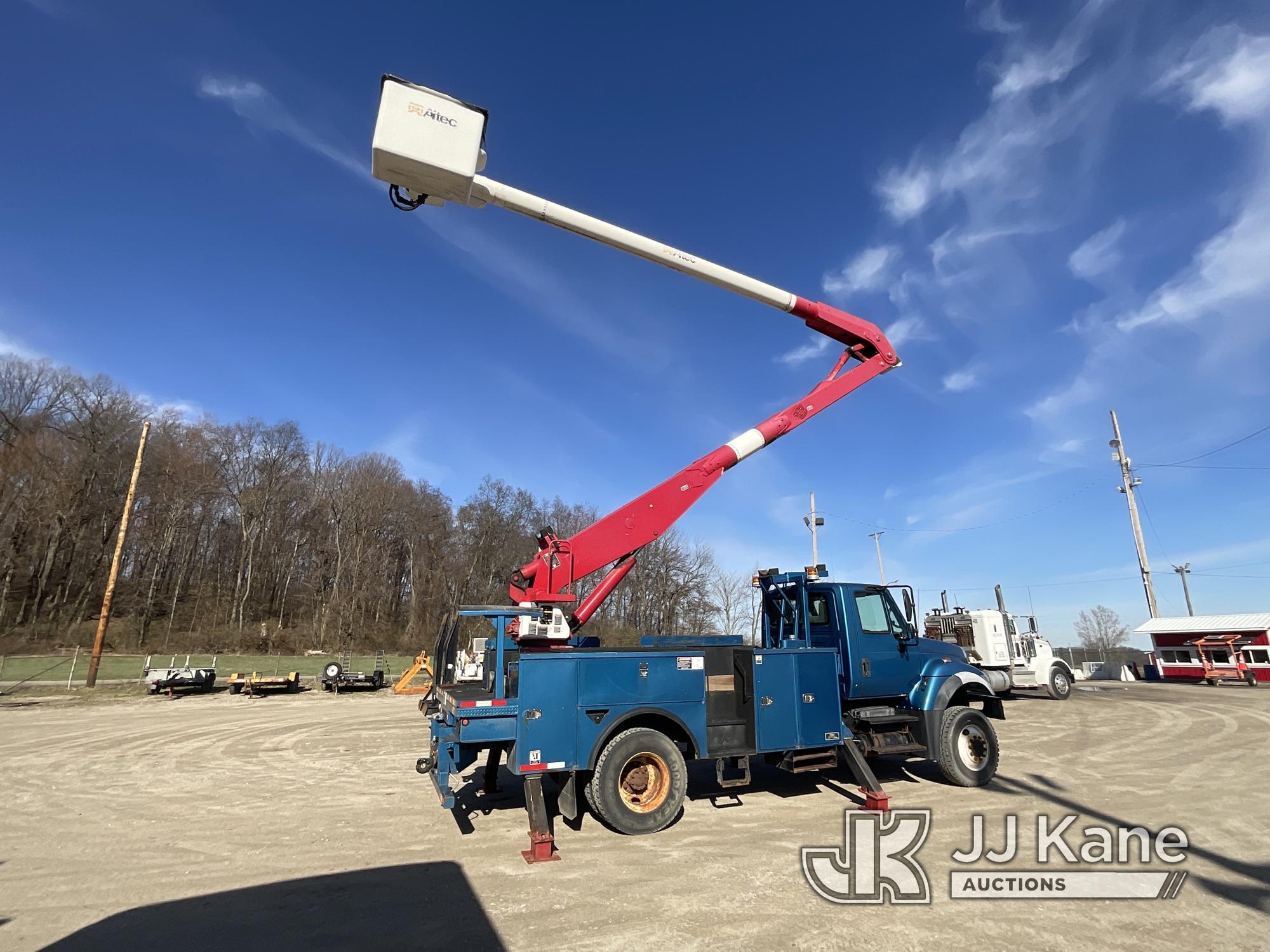 (Munroe Falls, OH) Altec AA755L, Material Handling Bucket Truck rear mounted on 2007 International 7