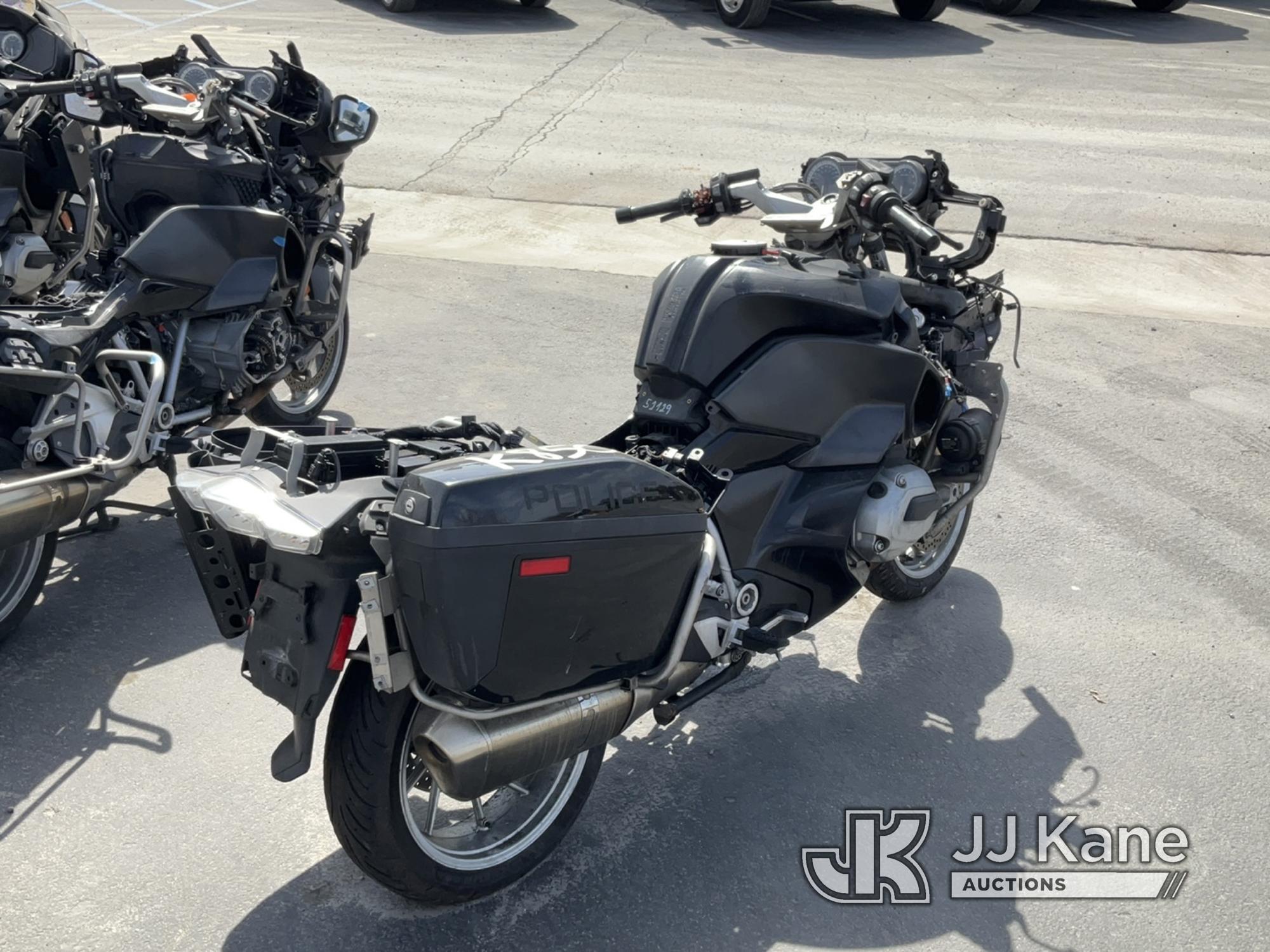 (Jurupa Valley, CA) 2018 BMW R1200RT Motorcycle Not Running , Stripped Of Parts , Bad Tire, Wrecked