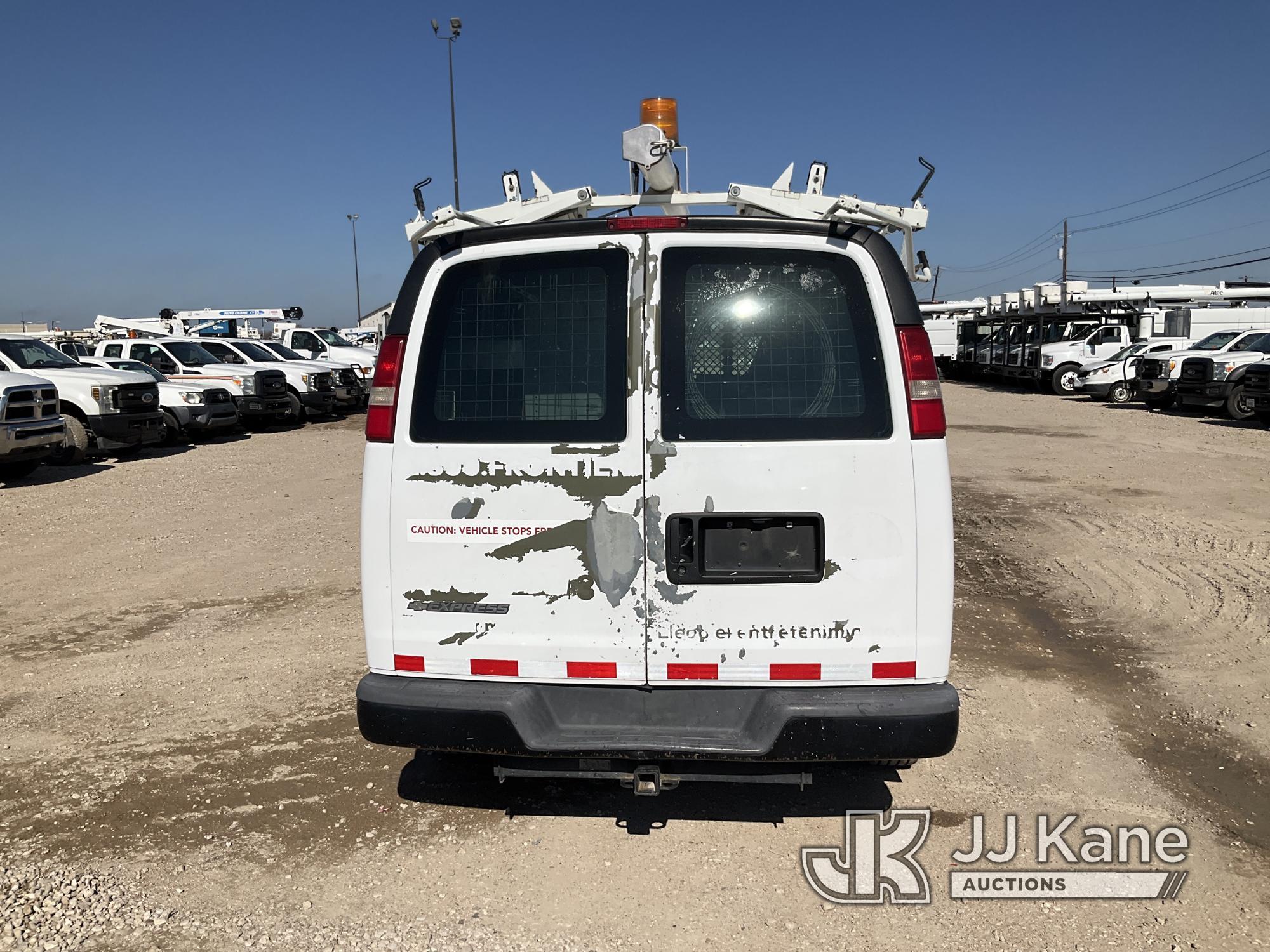 (Waxahachie, TX) 2007 Chevrolet Express G2500 Cargo Van Runs & Moves, Cracked Windshield