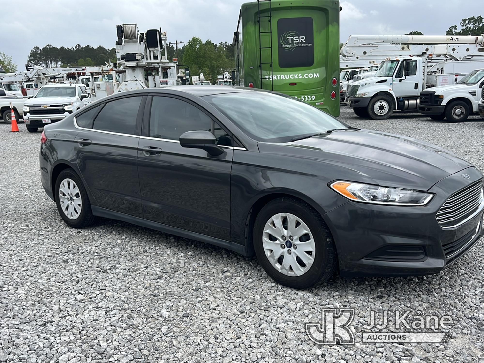 (Covington, LA) 2016 Ford Fusion 4-Door Sedan Runs & Moves) (Jump to Start, Mold/Mildew in Cab