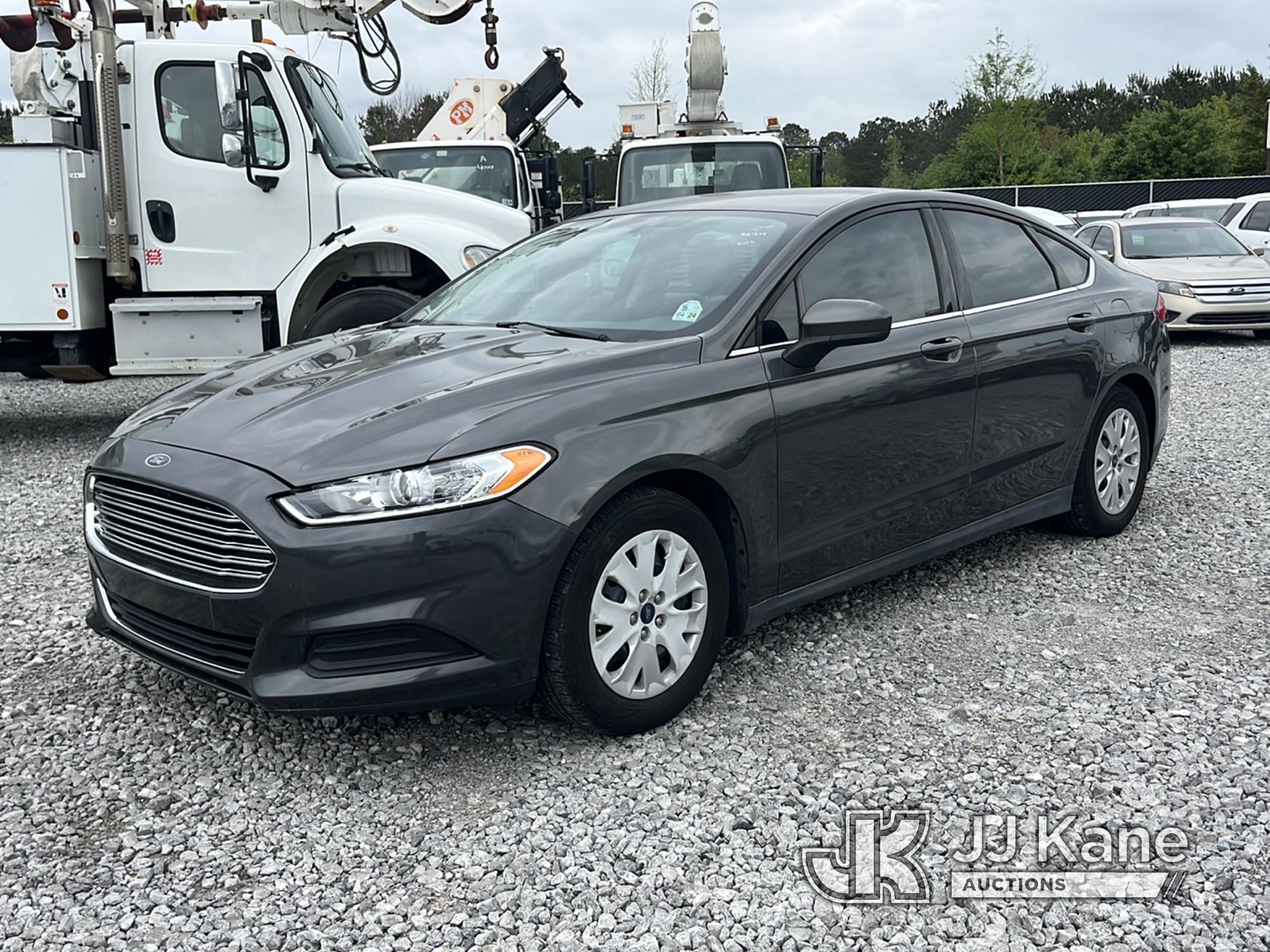 (Covington, LA) 2016 Ford Fusion 4-Door Sedan Runs & Moves) (Jump to Start, Mold/Mildew in Cab