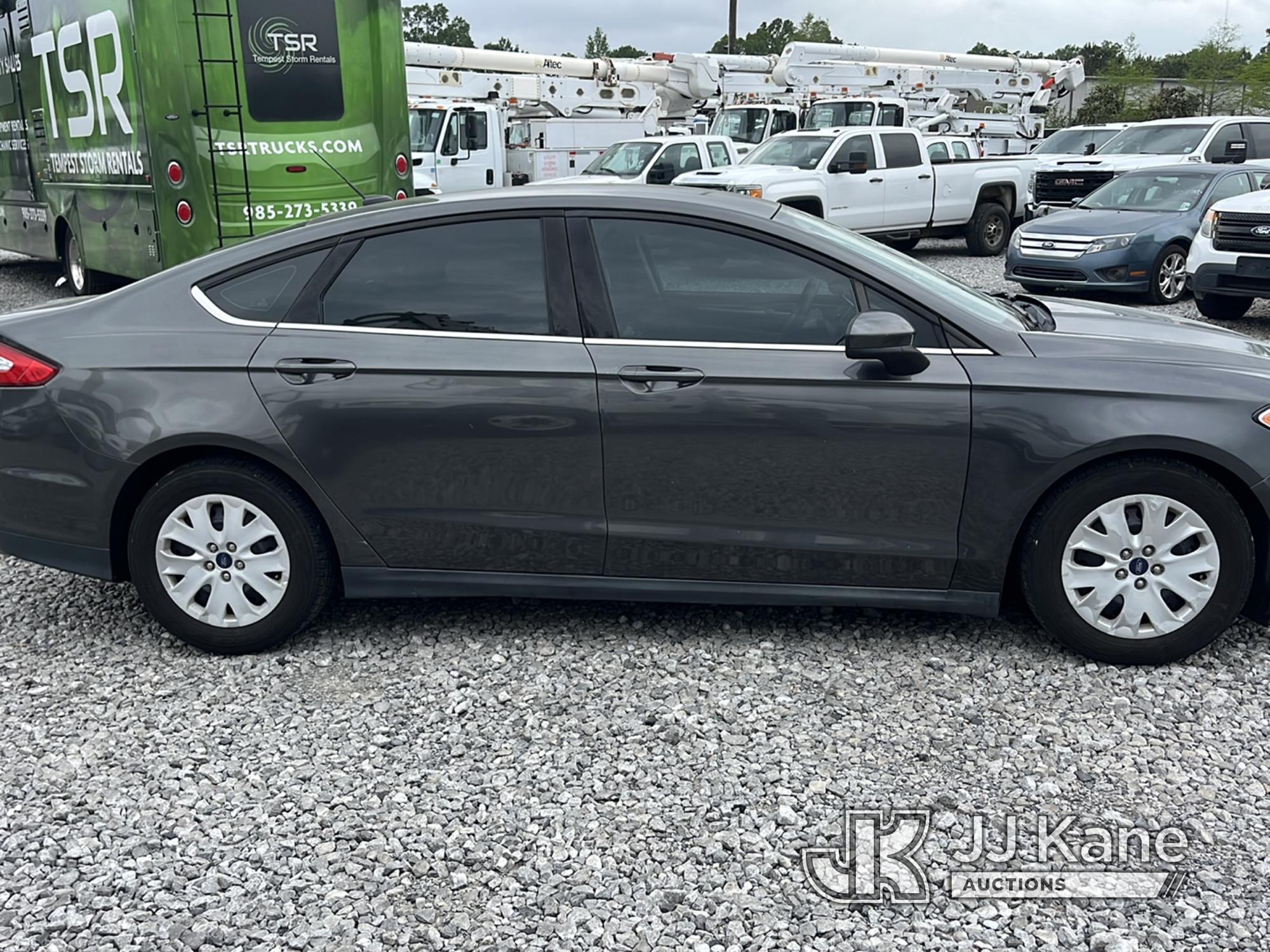 (Covington, LA) 2016 Ford Fusion 4-Door Sedan Runs & Moves) (Jump to Start, Mold/Mildew in Cab