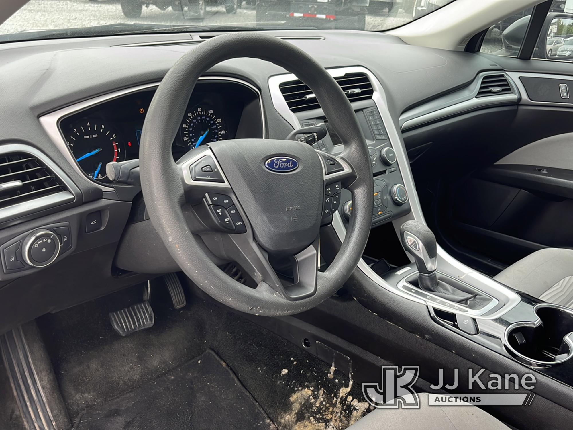 (Covington, LA) 2016 Ford Fusion 4-Door Sedan Runs & Moves) (Jump to Start, Mold/Mildew in Cab