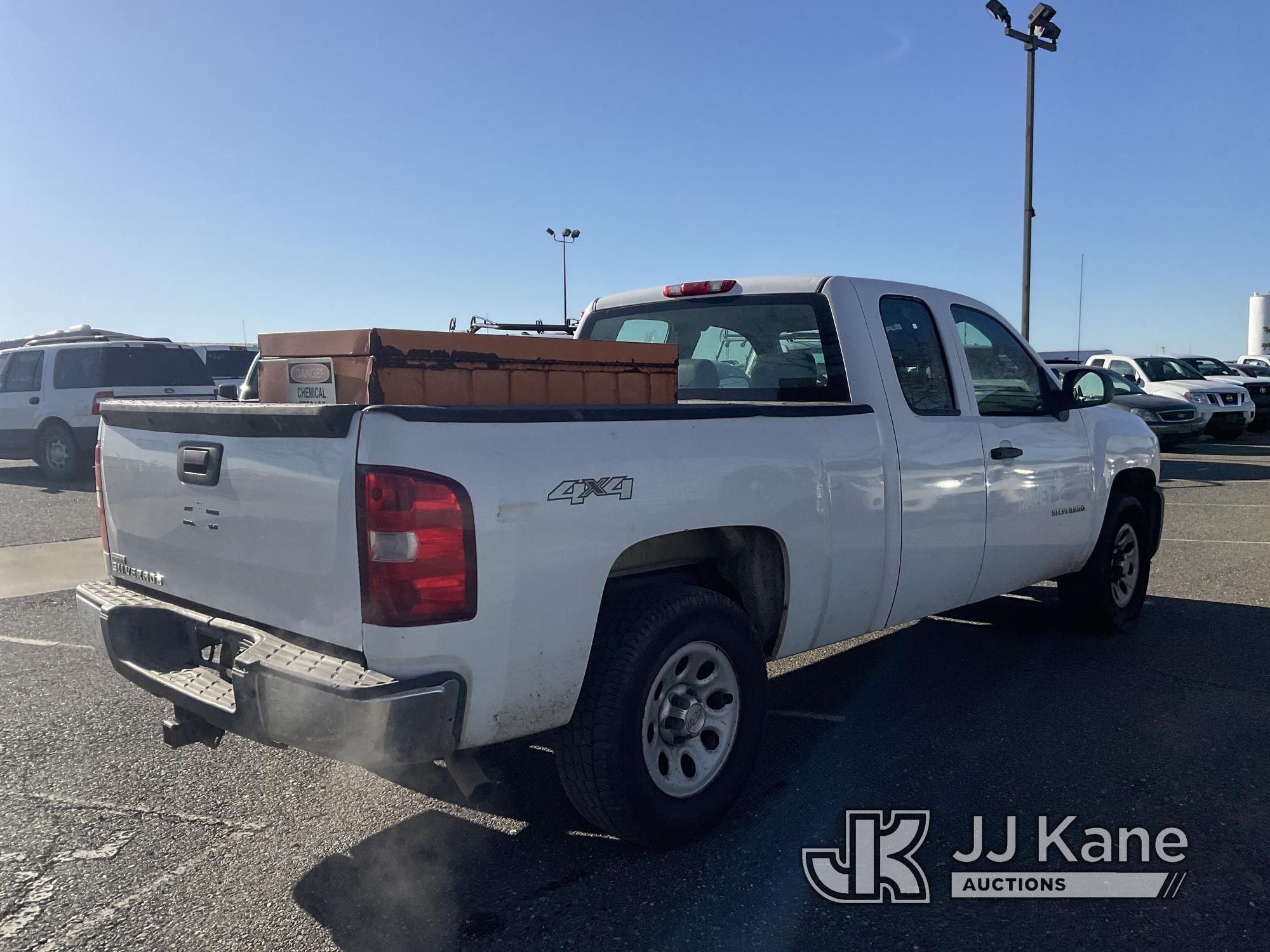 (Dixon, CA) 2011 Chevrolet Silverado 1500 4x4 Extended-Cab Pickup Truck Runs & Moves) (Damaged Winds