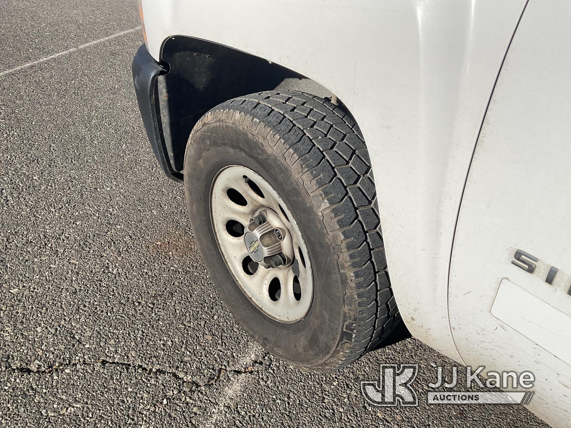 (Dixon, CA) 2011 Chevrolet Silverado 1500 4x4 Extended-Cab Pickup Truck Runs & Moves) (Damaged Winds