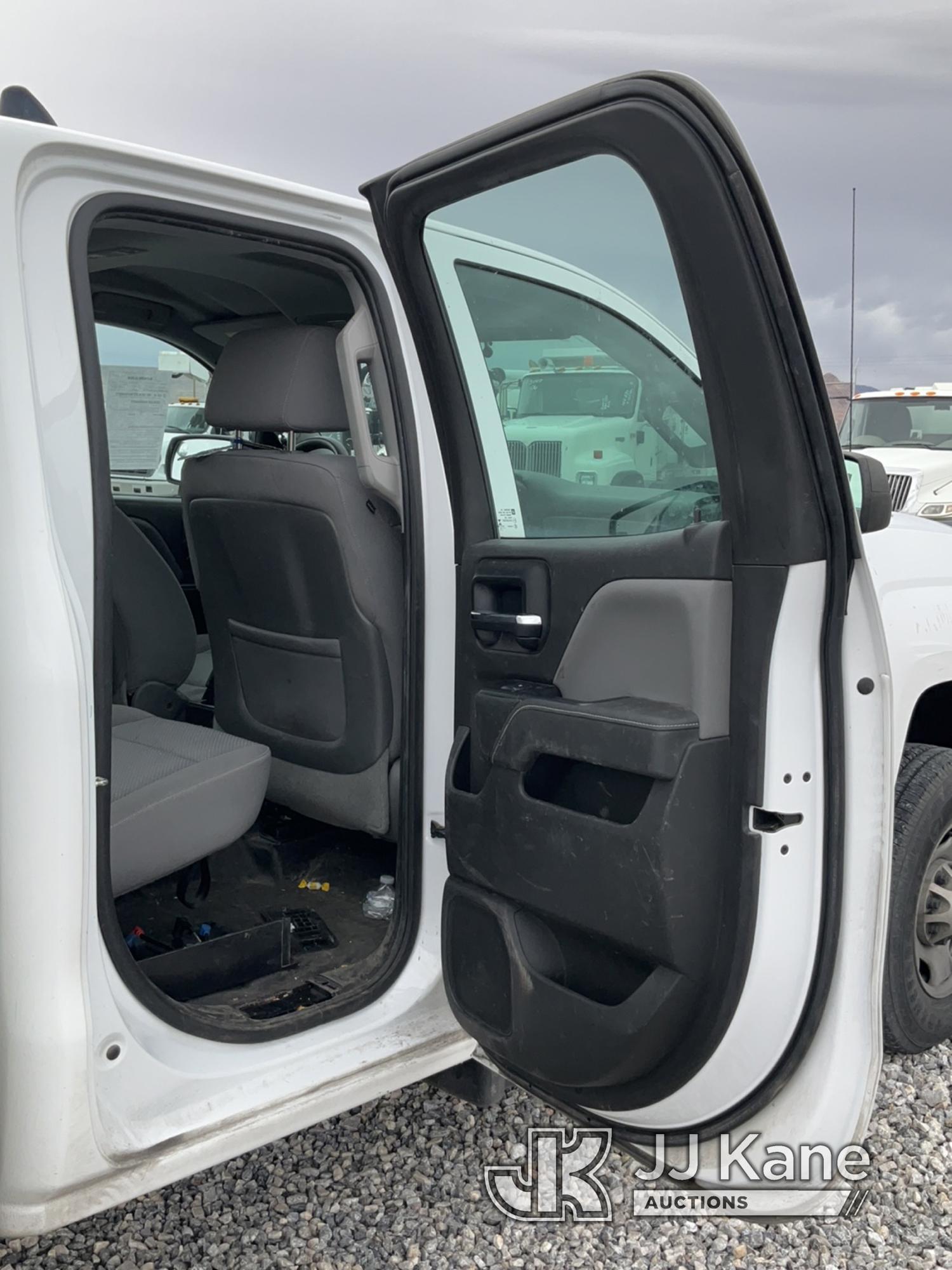 (Las Vegas, NV) 2015 Chevrolet 2500 HD 4x4 Animal Control Box, 4x4 Runs & Moves