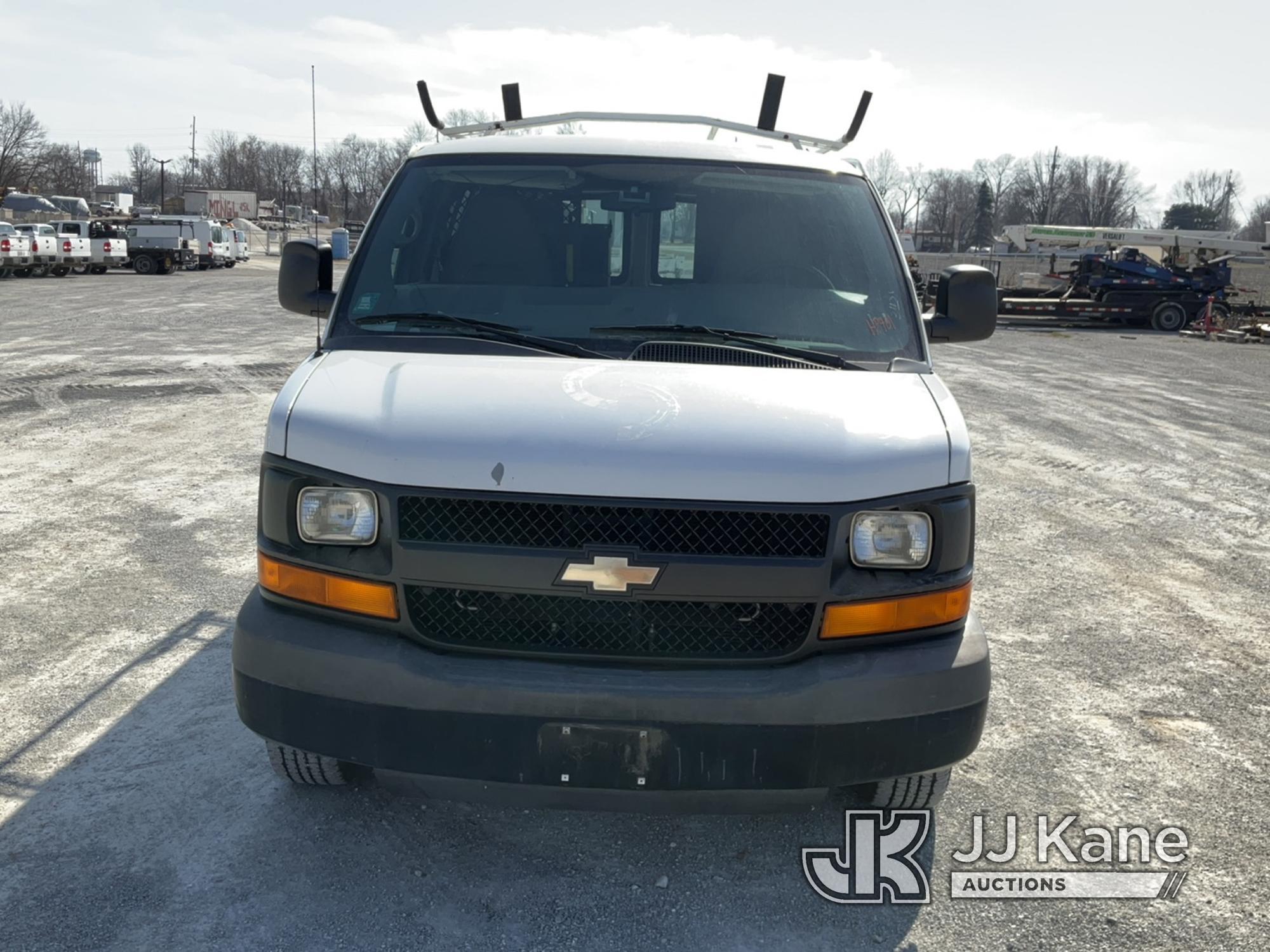 (Hawk Point, MO) 2012 Chevrolet Express G2500 Cargo Van Runs & Moves) (Paint damage)