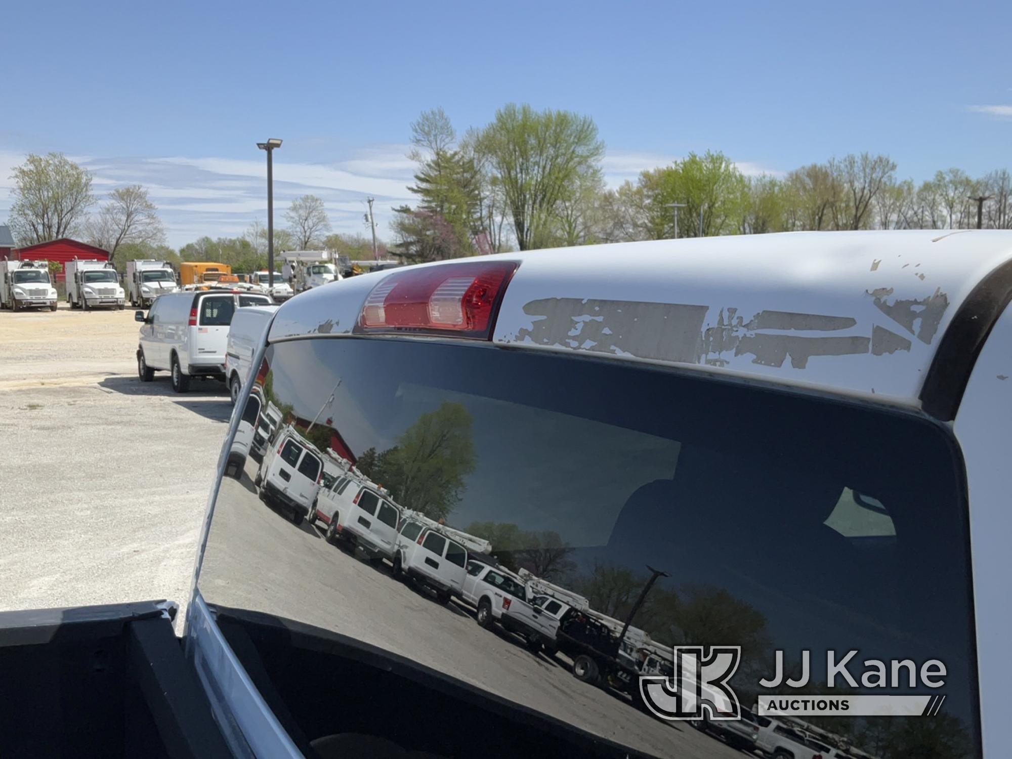 (Hawk Point, MO) 2016 RAM 1500 4x4 Crew-Cab Pickup Truck Runs & Moves) (Jump To Start, Check engine