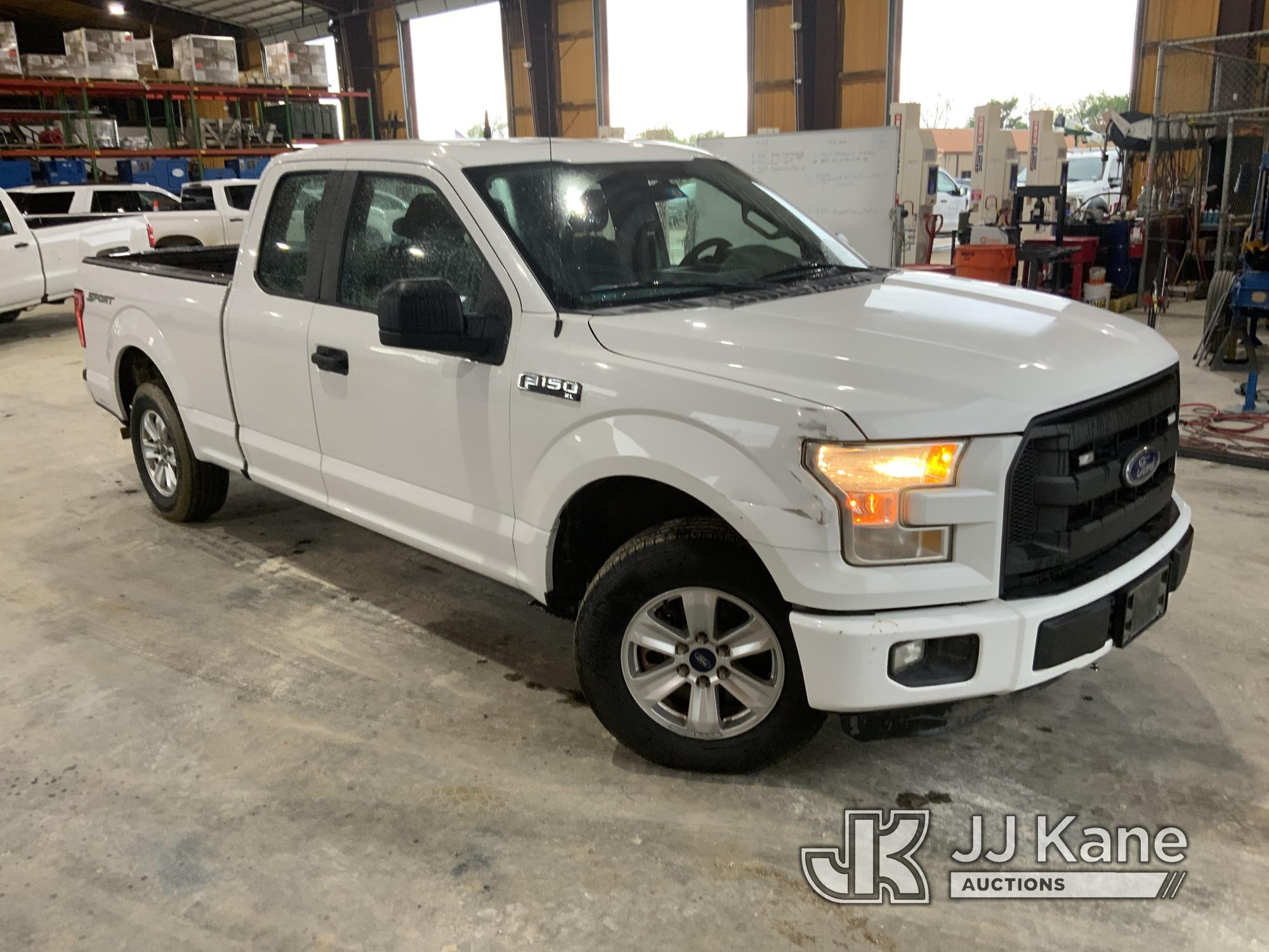 (Aubrey, TX) 2015 Ford F150 Extended-Cab Pickup Truck Runs & Moves) (Body damage