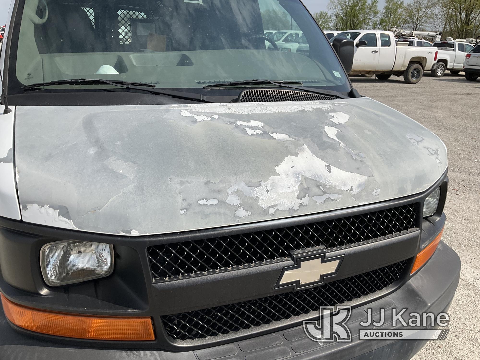 (Hawk Point, MO) 2007 Chevrolet Express G3500 Cargo Van Runs & Moves) (Paint damage