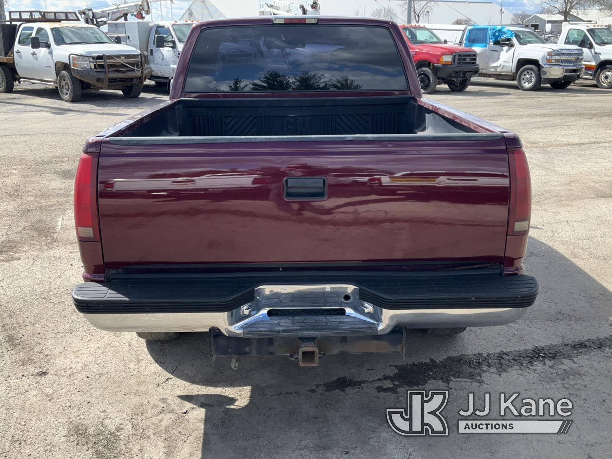 (South Beloit, IL) 1996 Chevrolet Silverado 1500 4x4 Extended-Cab Pickup Truck Runs, Moves, Service