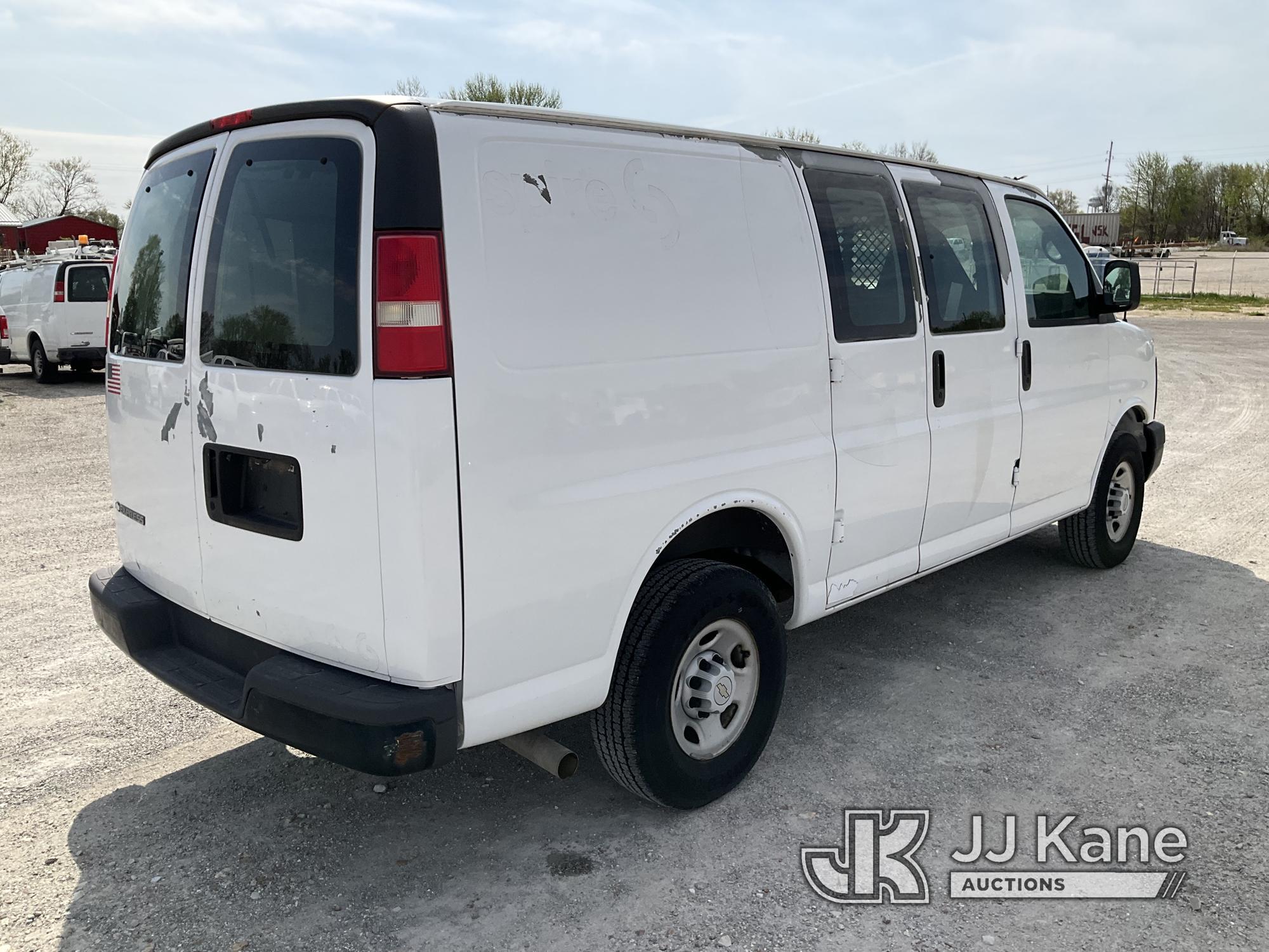 (Hawk Point, MO) 2007 Chevrolet Express G3500 Cargo Van Runs & Moves) (Paint damage