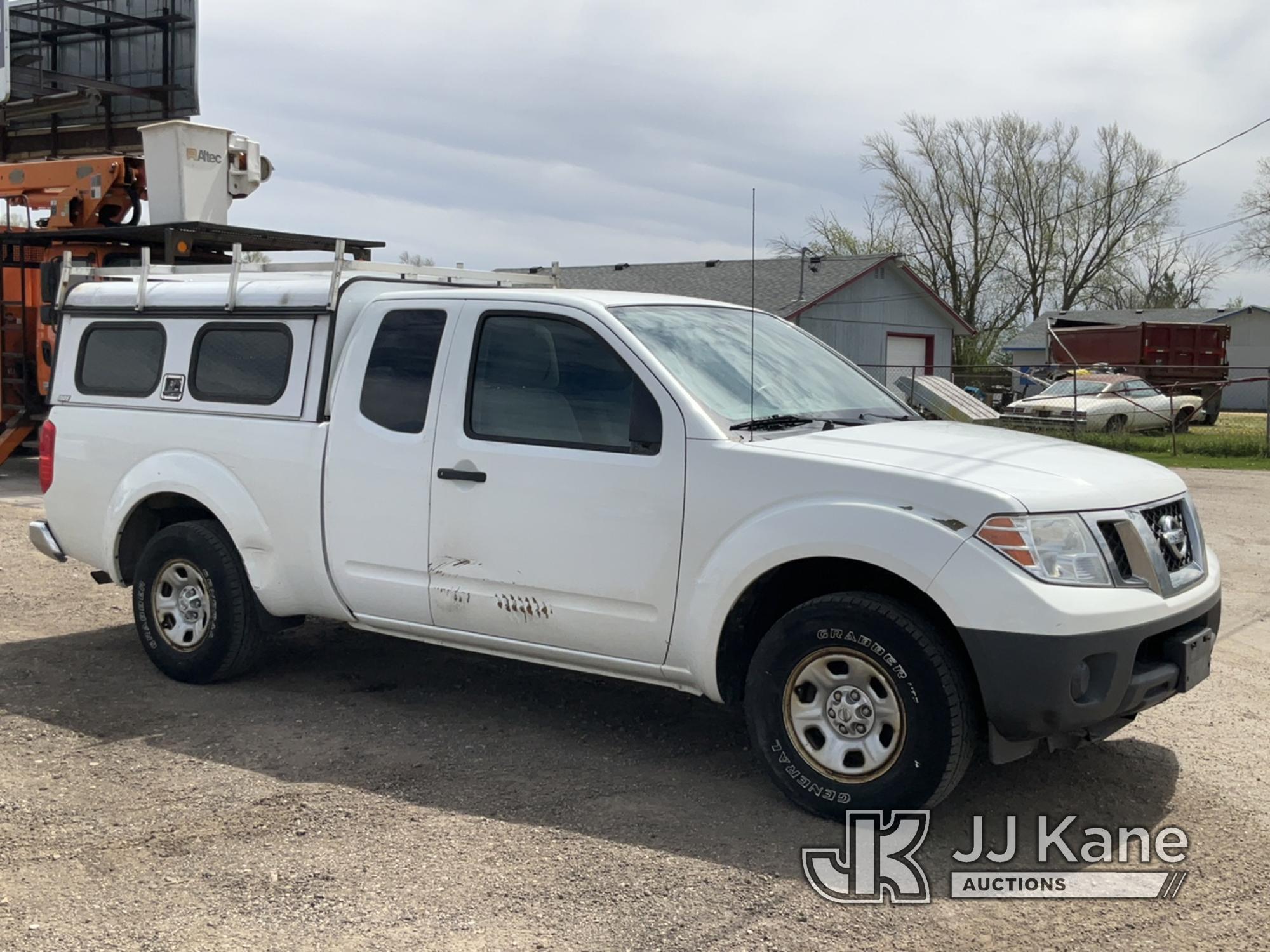 (South Beloit, IL) 2016 Nissan Frontier Extended-Cab Pickup Truck Runs & Moves) (Body/Paint Damage,
