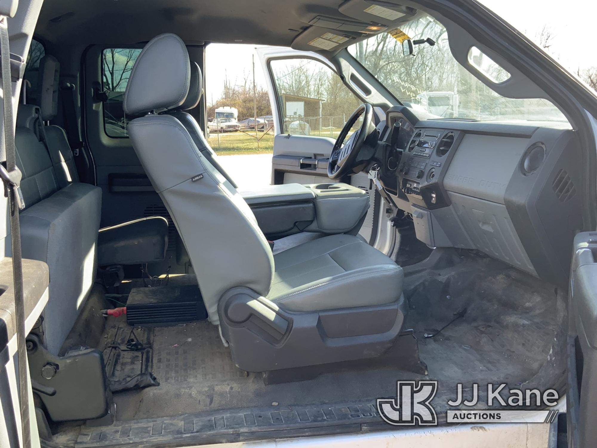 (South Beloit, IL) 2016 Ford F250 4x4 Extended-Cab Pickup Truck Runs & Moves) (Body Damage