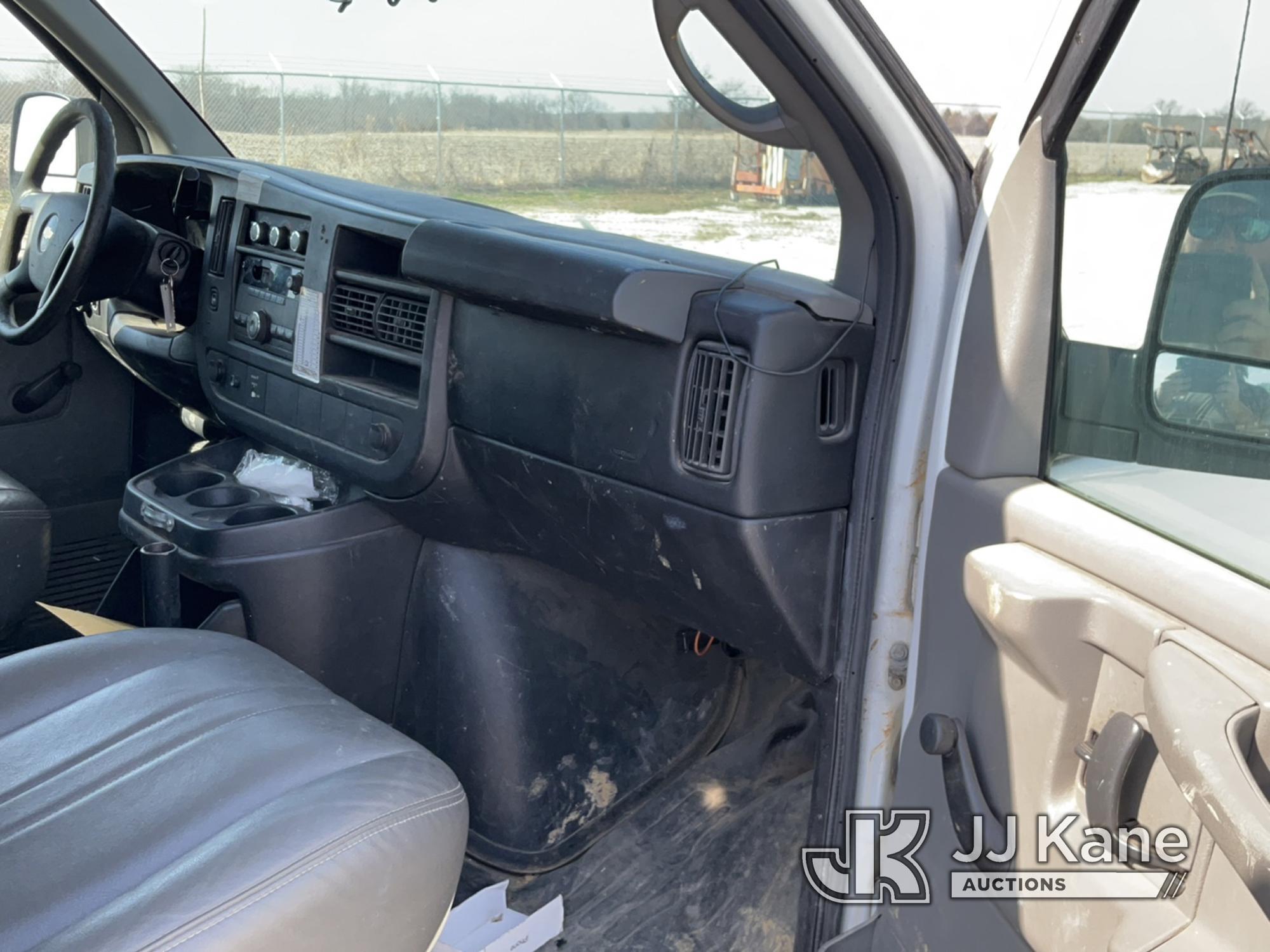 (Hawk Point, MO) 2012 Chevrolet Express G2500 Cargo Van Runs & Moves) (Paint damage)