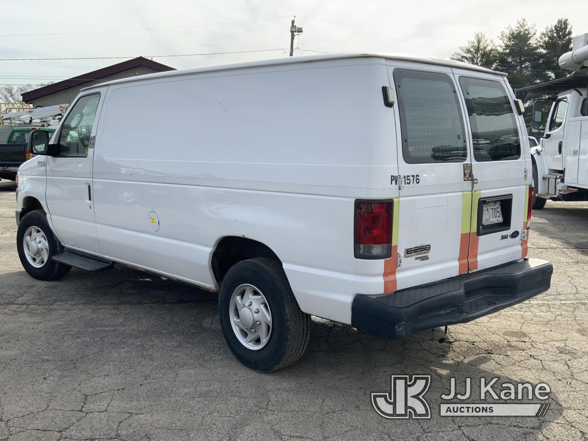 (South Beloit, IL) 2012 Ford E250 Cargo Van Runs & Moves) (Body Damage