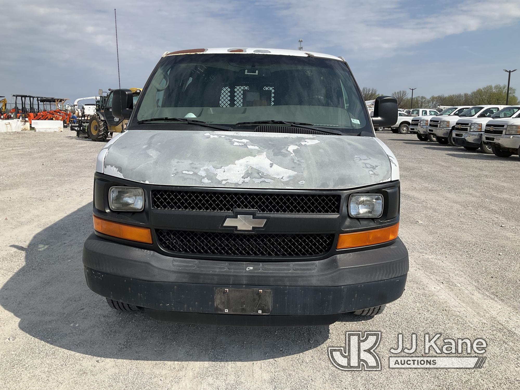 (Hawk Point, MO) 2007 Chevrolet Express G3500 Cargo Van Runs & Moves) (Paint damage