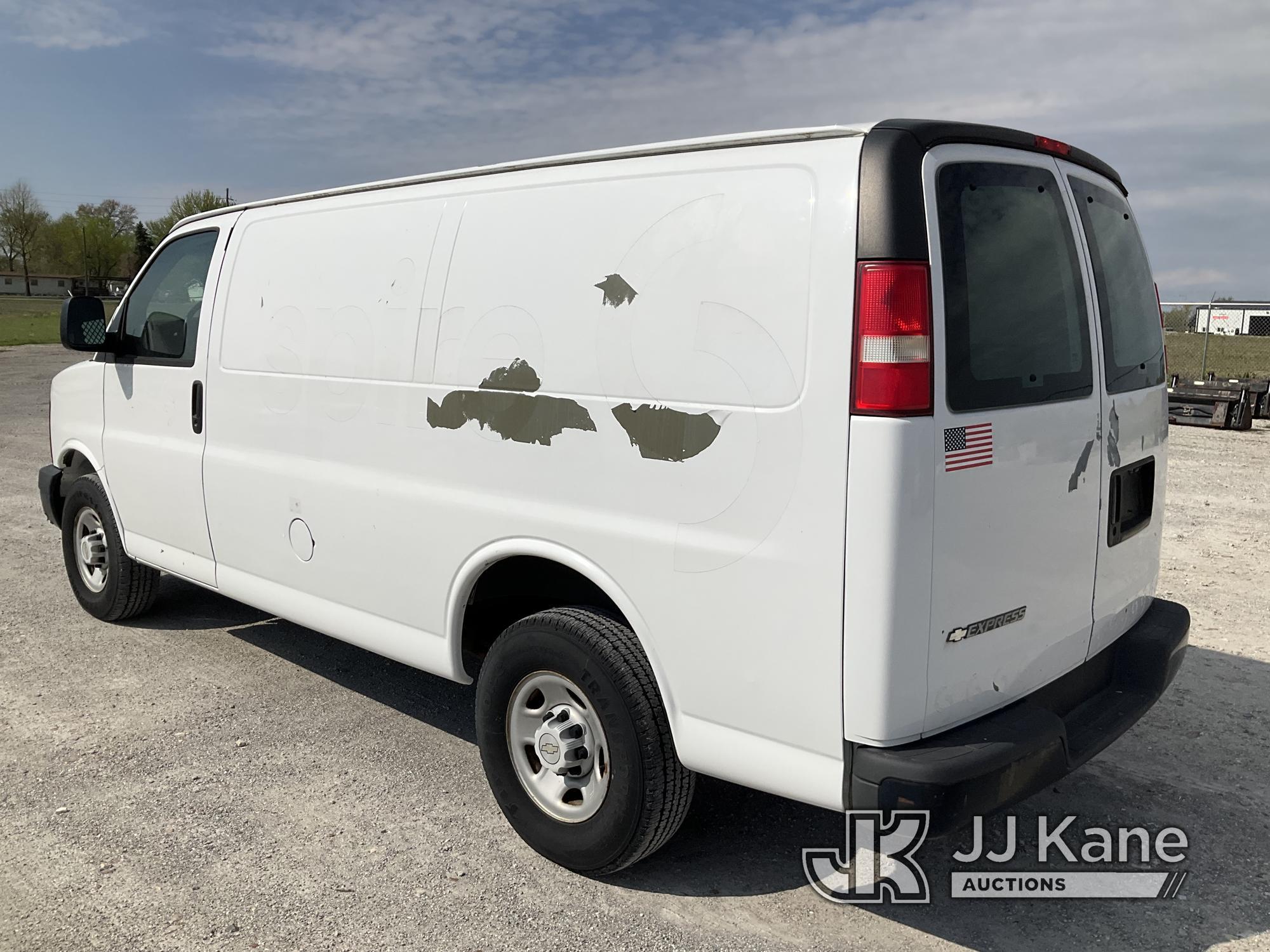 (Hawk Point, MO) 2007 Chevrolet Express G3500 Cargo Van Runs & Moves) (Paint damage