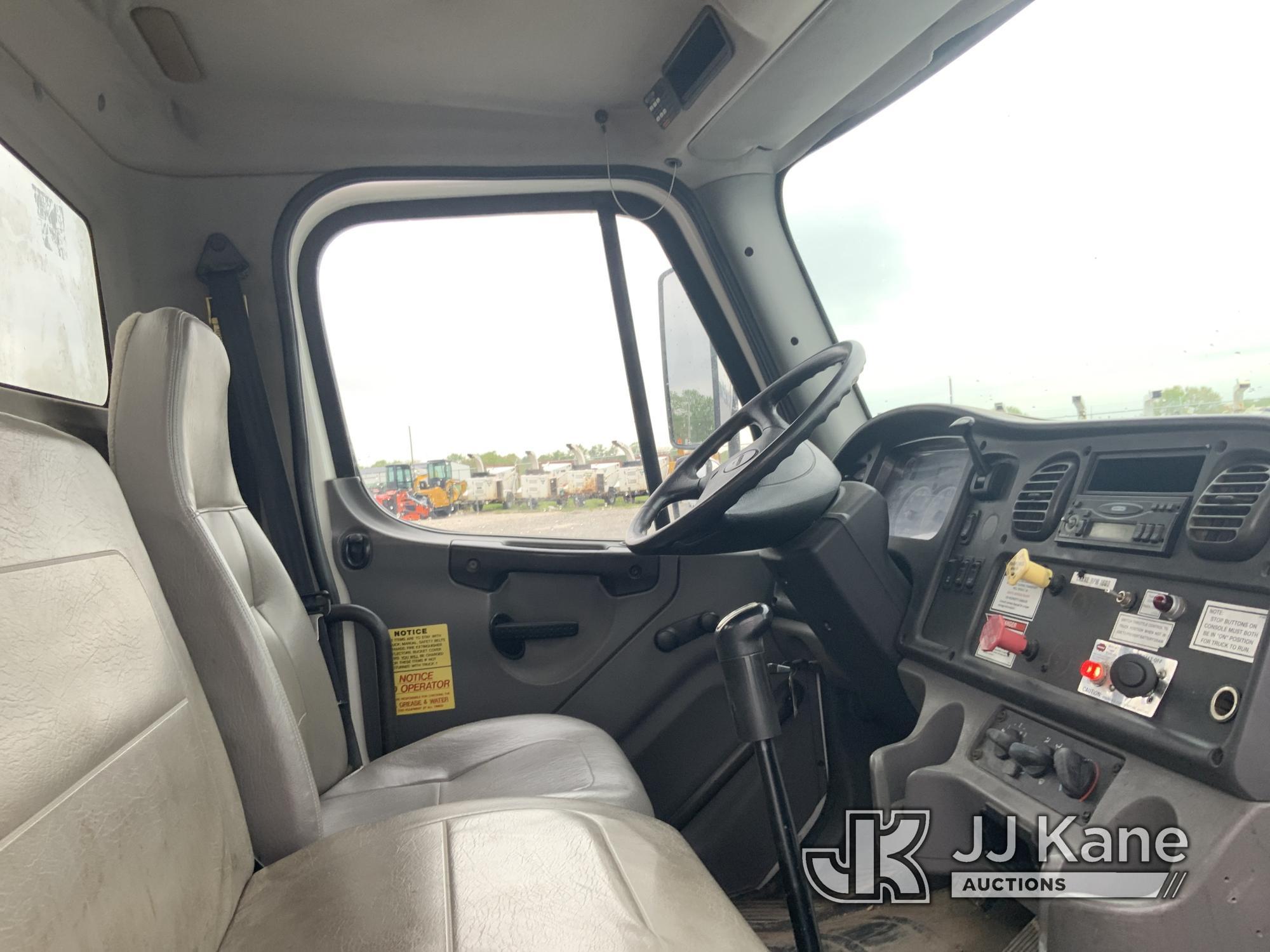 (Hawk Point, MO) National 500E2 Series 571E2, Hydraulic Crane mounted behind cab on 2007 Freightline