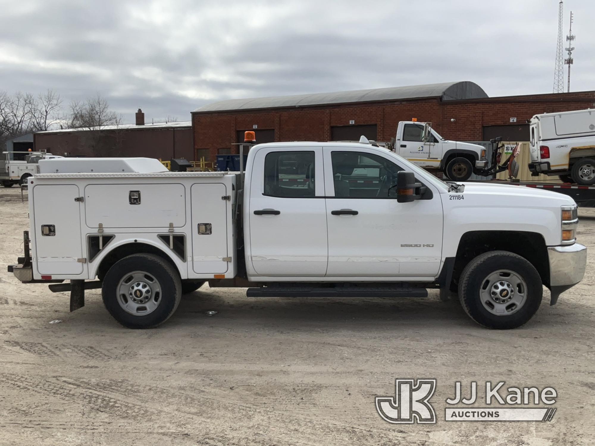 (Des Moines, IA) 2015 Chevrolet Silverado 2500HD 4x4 Extended-Cab Enclosed Service Truck Runs, Moves