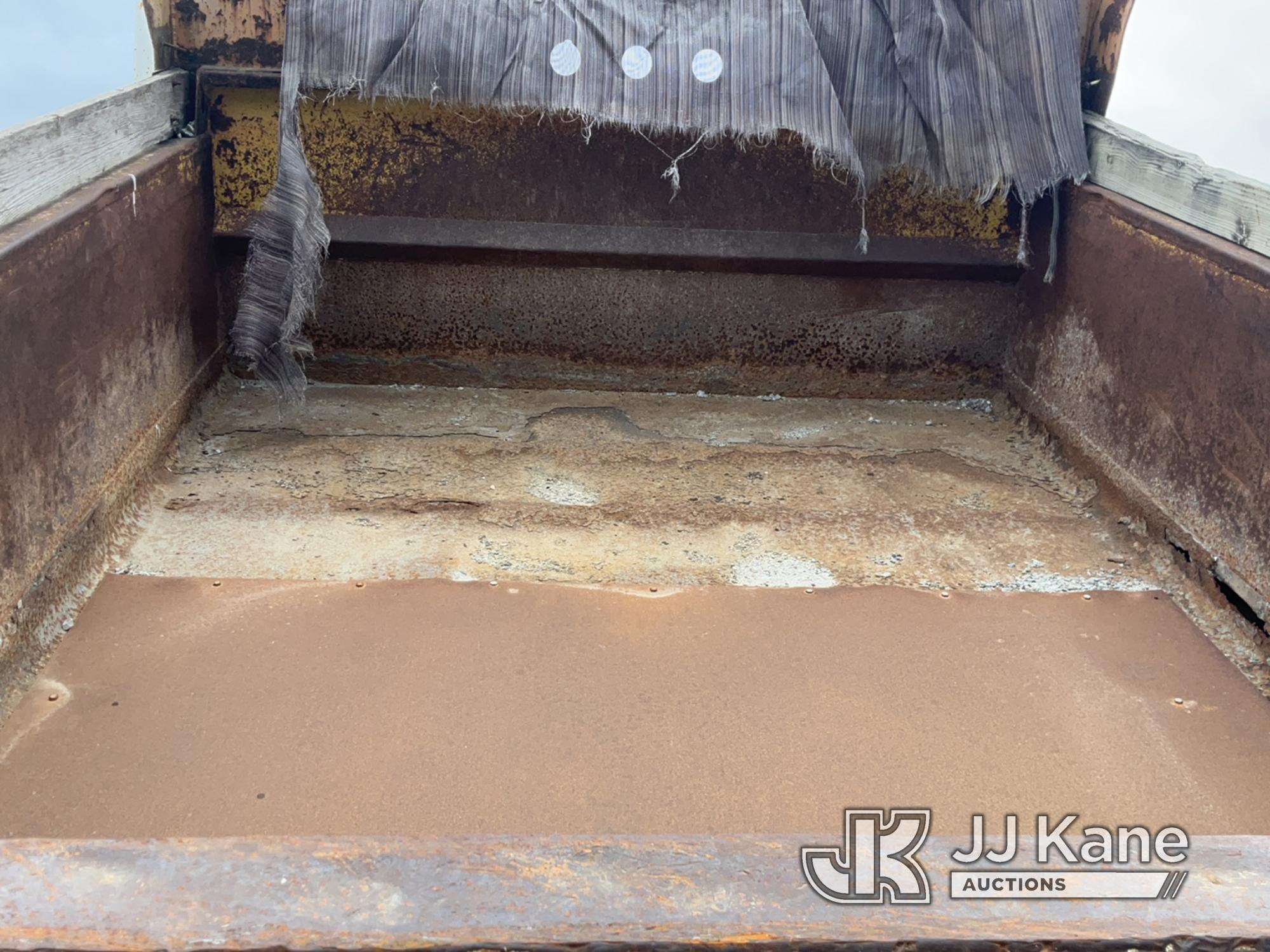 (Tipton, MO) 1990 International 4900 Dump Truck Runs, Moves & Operates) (Rust/Paint Damage.)