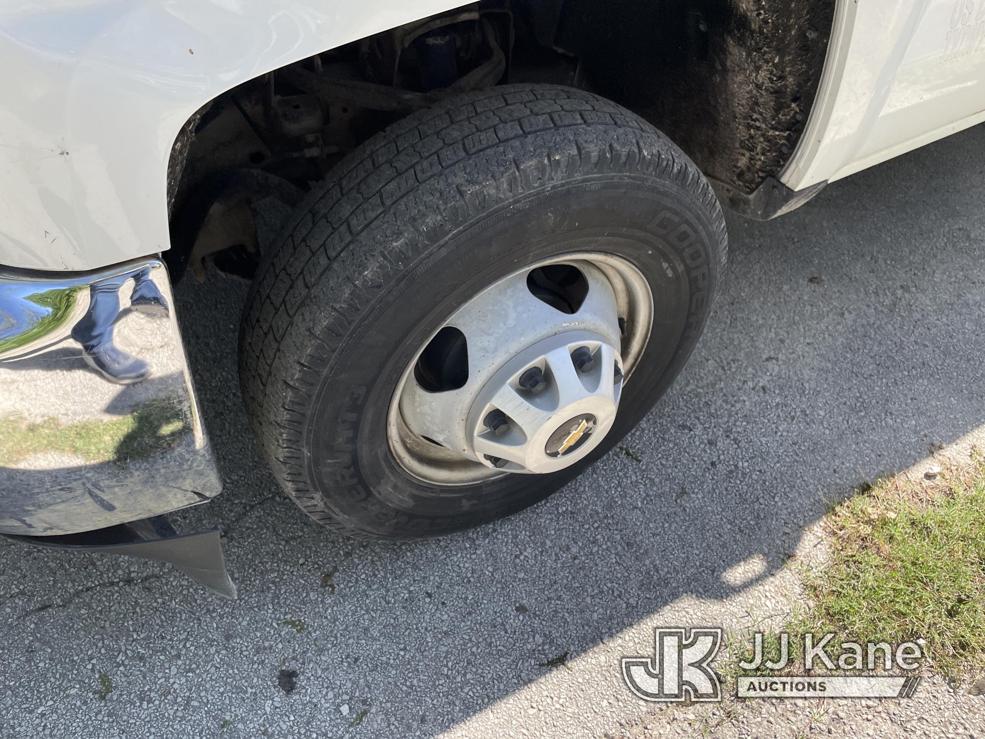 (San Antonio, TX) 2015 Chevrolet Silverado 2500HD Crew-Cab Flatbed Truck Runs & Moves) (Upper Oil Pa