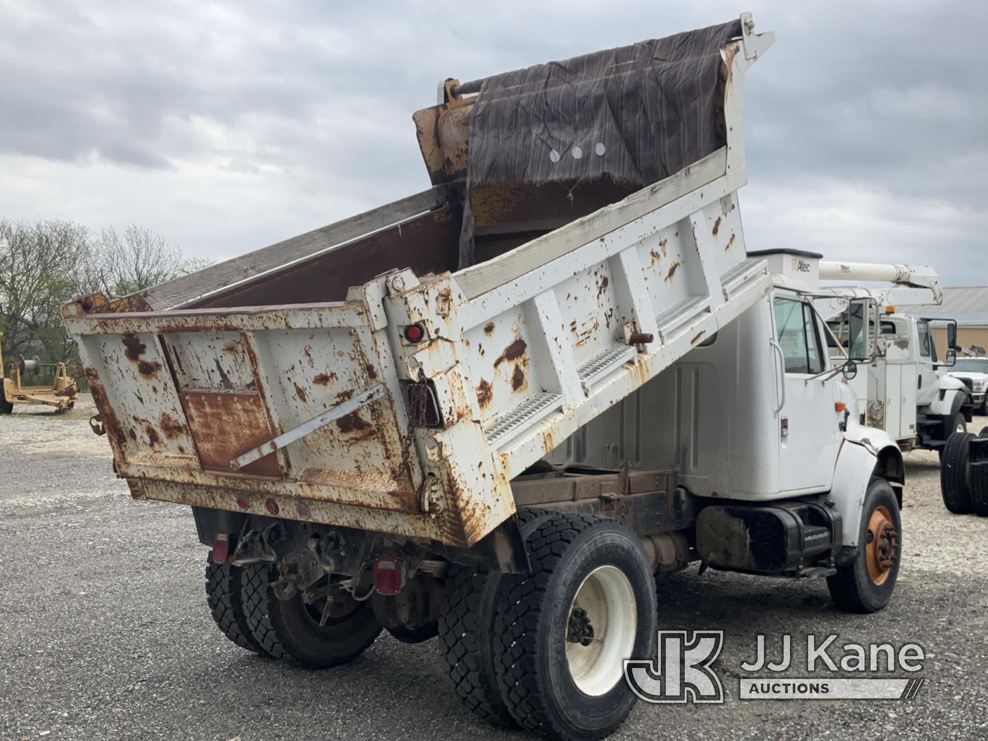 (Tipton, MO) 1990 International 4900 Dump Truck Runs, Moves & Operates) (Rust/Paint Damage.)