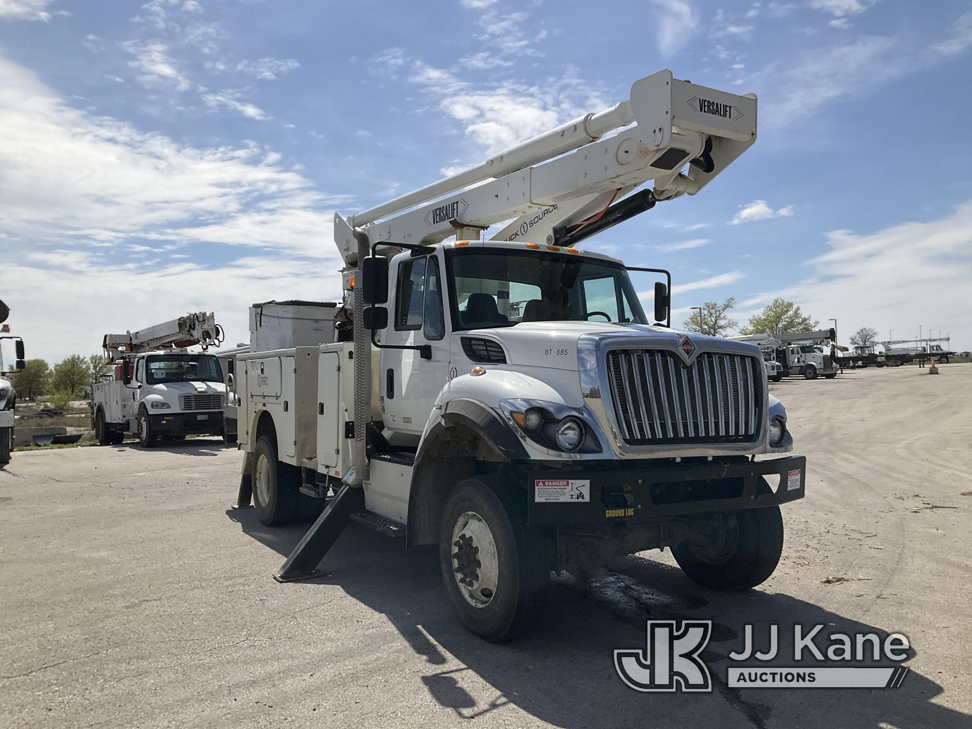 (Kansas City, MO) Versalift VST6000, Articulating & Telescopic Material Handling Bucket Truck center