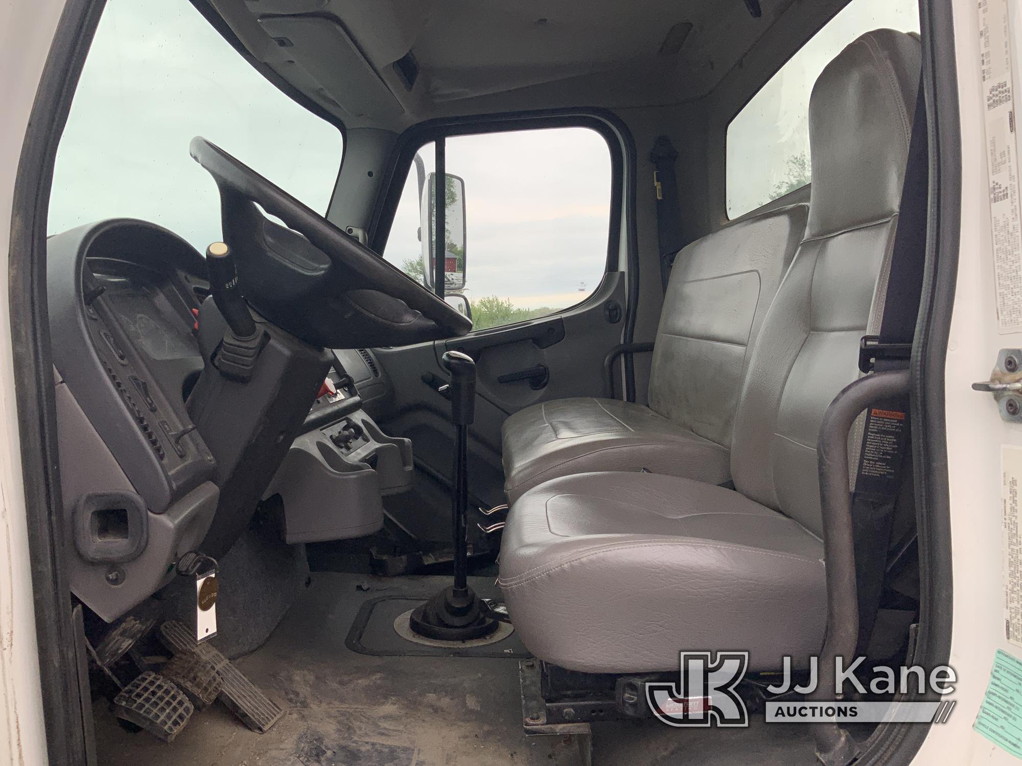 (Hawk Point, MO) National 500E2 Series 571E2, Hydraulic Crane mounted behind cab on 2007 Freightline