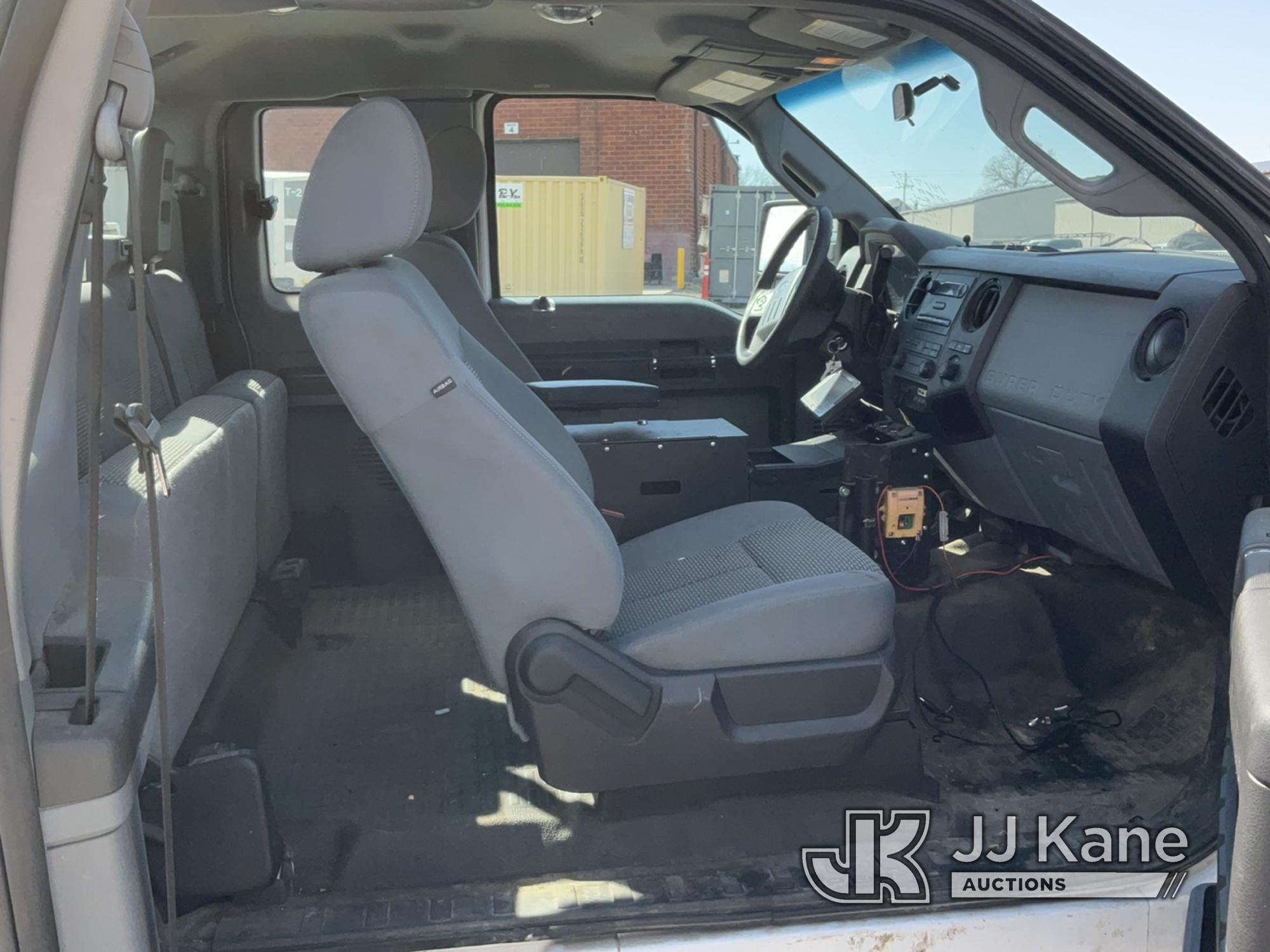 (Des Moines, IA) 2013 Ford F350 4x4 Extended-Cab Service Truck Runs & Moves) (Idles Rough, Check Eng