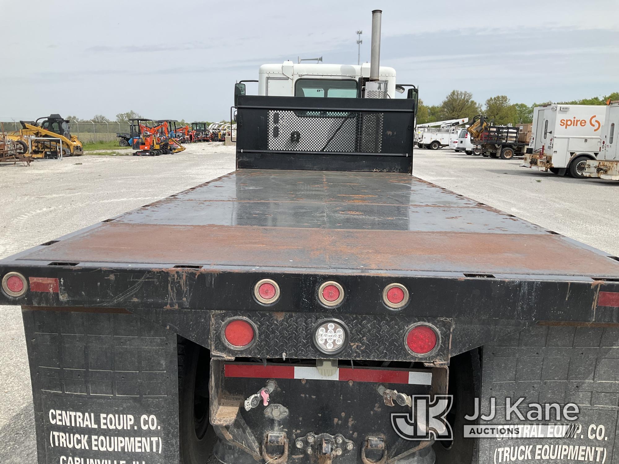 (Hawk Point, MO) 2005 Freightliner Columbia 112 T/A Flatbed Truck Runs and Moves.