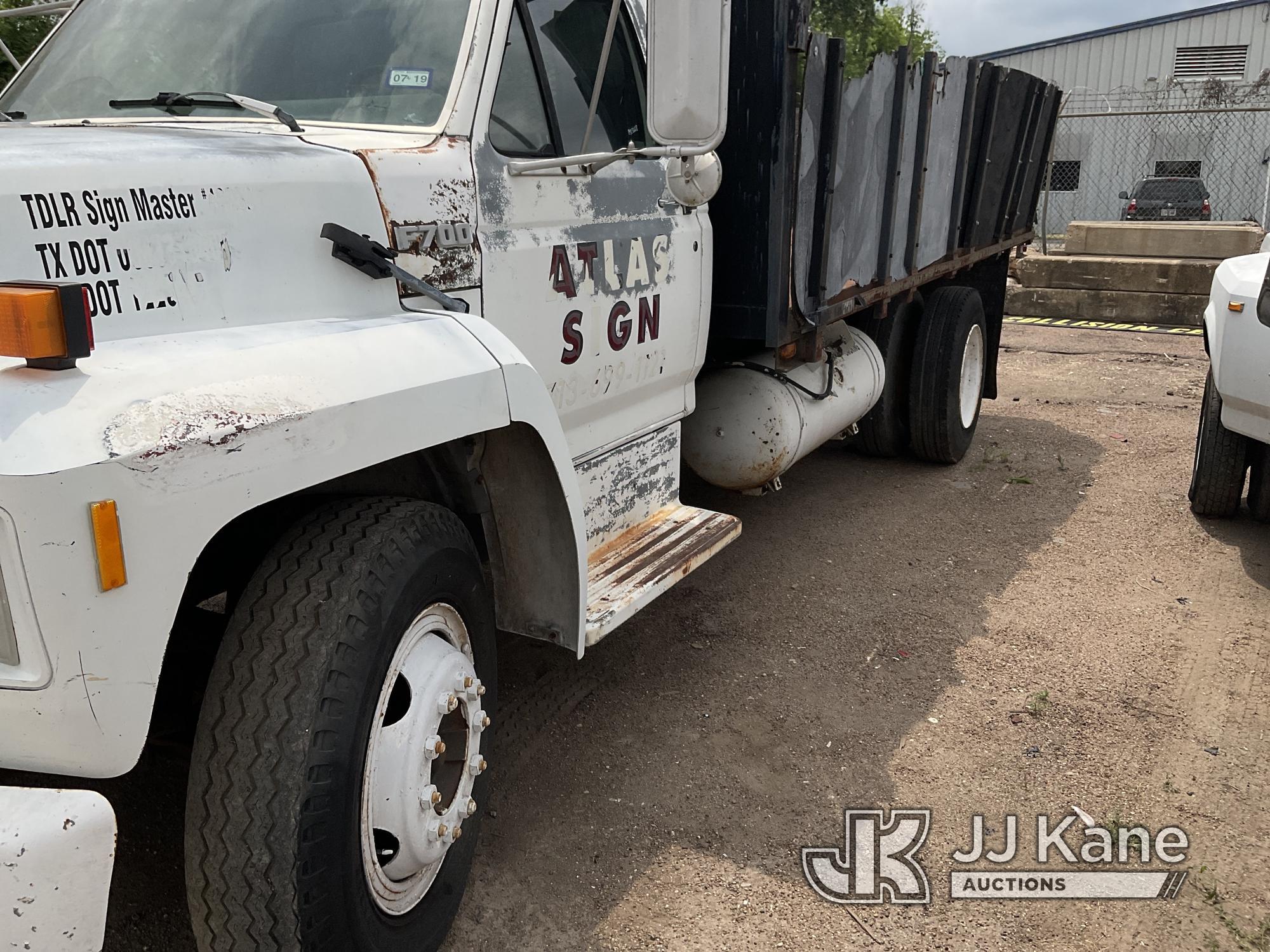 (Houston, TX) 1994 Ford F700 Flatbed/Dump Truck, Vehicle Runs On Propane Starts With A Jump, Runs An