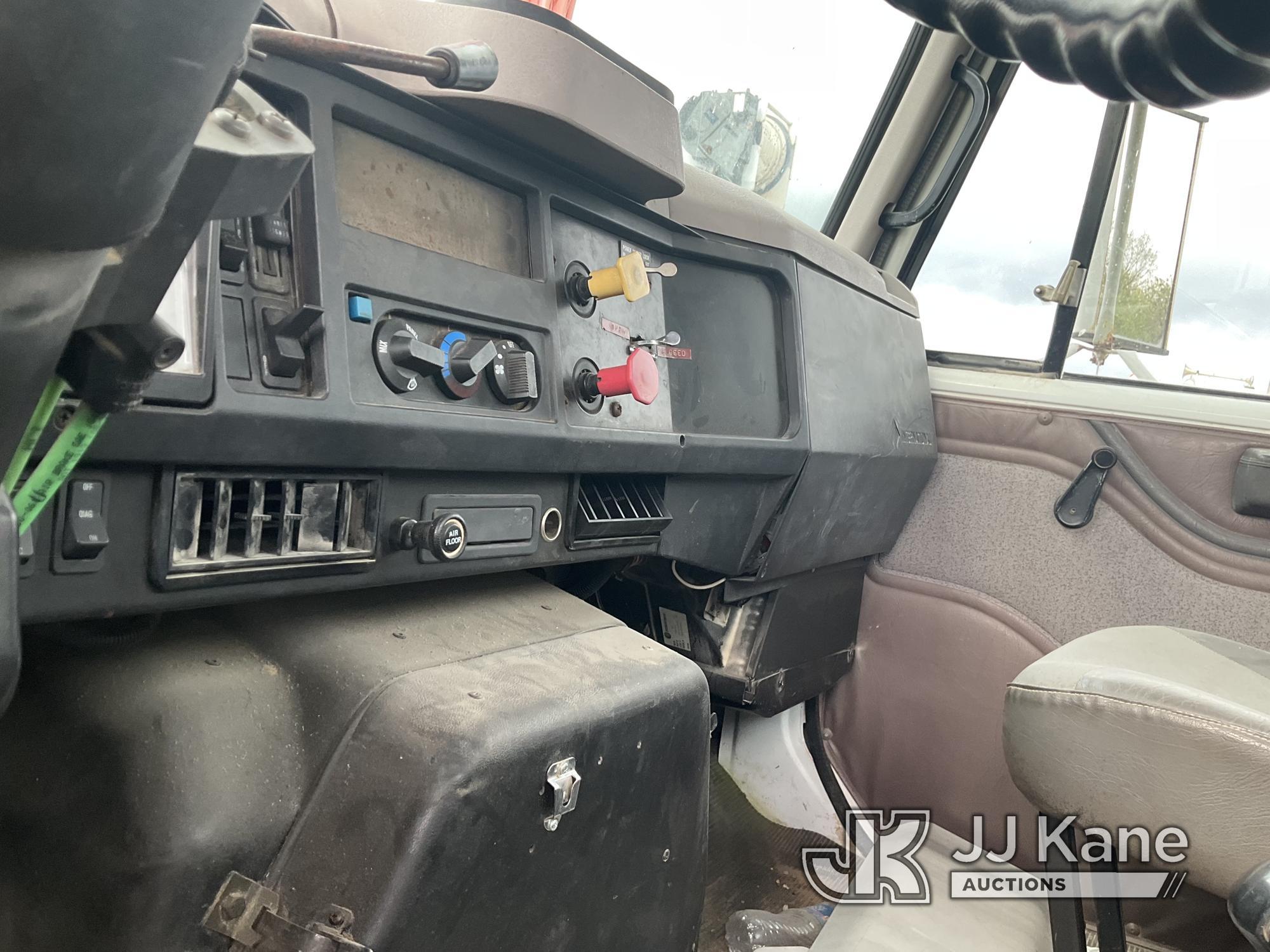 (Tipton, MO) 1999 International 2574 T/A Cab & Chassis Runs and Moves (Crack in Windshield)